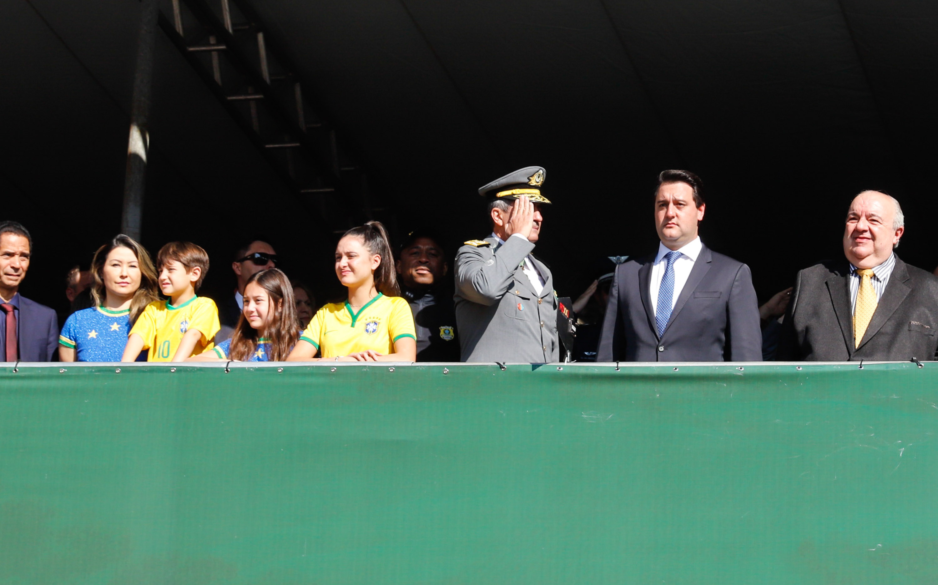 Aproximadamente 20 mil pessoas acompanharam neste sábado (7), em Curitiba, o desfile cívico-militar que comemora os 197 anos da Proclamação da Independência, segundo estimativas da Polícia Militar do Paraná. O governador Carlos Massa Ratinho Junior assistiu a solenidade de 7 de Setembro na Avenida Cândido de Abreu, acompanhado de sua família, do comandante da 5ª Divisão do Exército, general de divisão José Russo Assumpção Delgado, do vice-governador Darci Piana e de diversas autoridades.