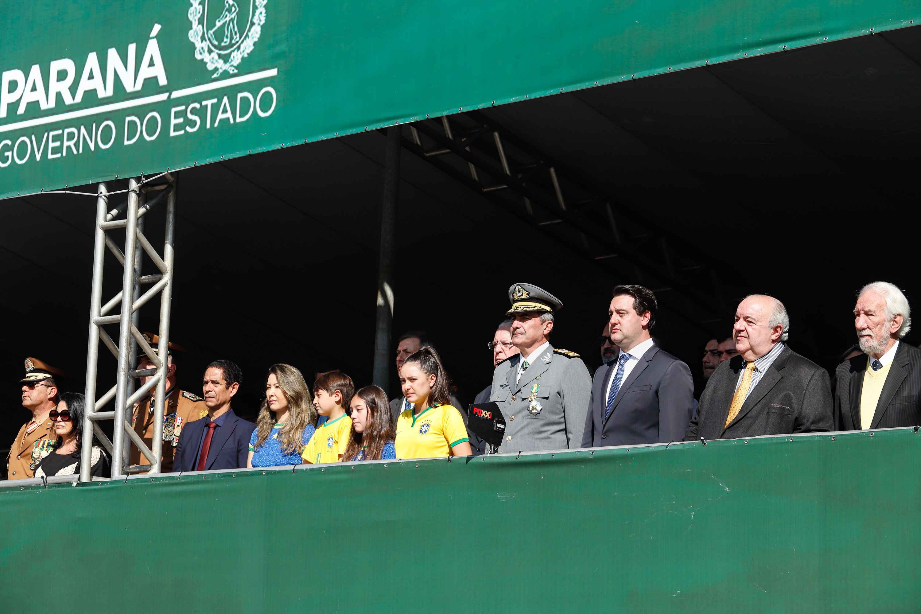 Aproximadamente 20 mil pessoas acompanharam neste sábado (7), em Curitiba, o desfile cívico-militar que comemora os 197 anos da Proclamação da Independência, segundo estimativas da Polícia Militar do Paraná. O governador Carlos Massa Ratinho Junior assistiu a solenidade de 7 de Setembro na Avenida Cândido de Abreu, acompanhado de sua família, do comandante da 5ª Divisão do Exército, general de divisão José Russo Assumpção Delgado, do vice-governador Darci Piana e de diversas autoridades.