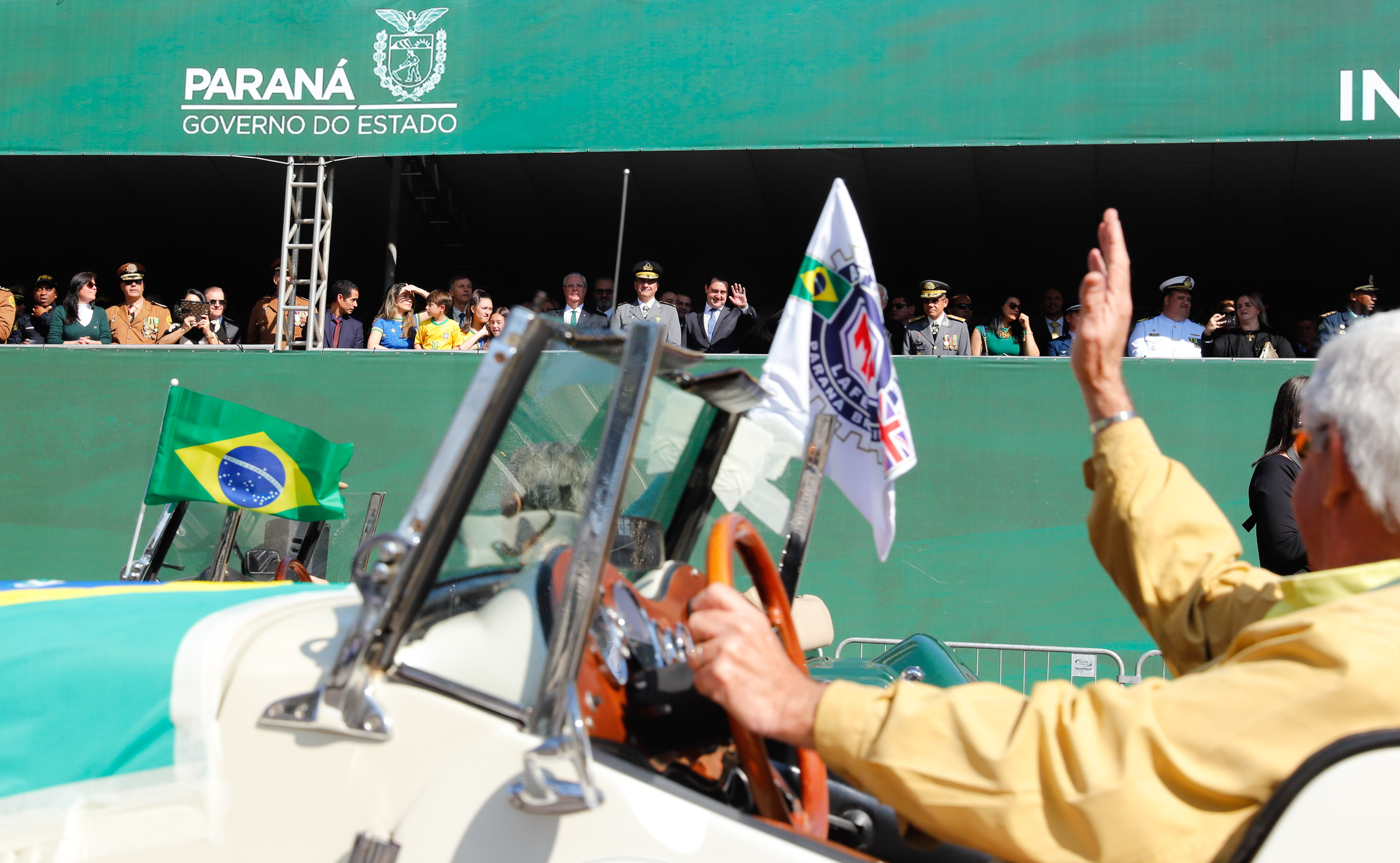 Aproximadamente 20 mil pessoas acompanharam neste sábado (7), em Curitiba, o desfile cívico-militar que comemora os 197 anos da Proclamação da Independência, segundo estimativas da Polícia Militar do Paraná. O governador Carlos Massa Ratinho Junior assistiu a solenidade de 7 de Setembro na Avenida Cândido de Abreu, acompanhado de sua família, do comandante da 5ª Divisão do Exército, general de divisão José Russo Assumpção Delgado, do vice-governador Darci Piana e de diversas autoridades.
