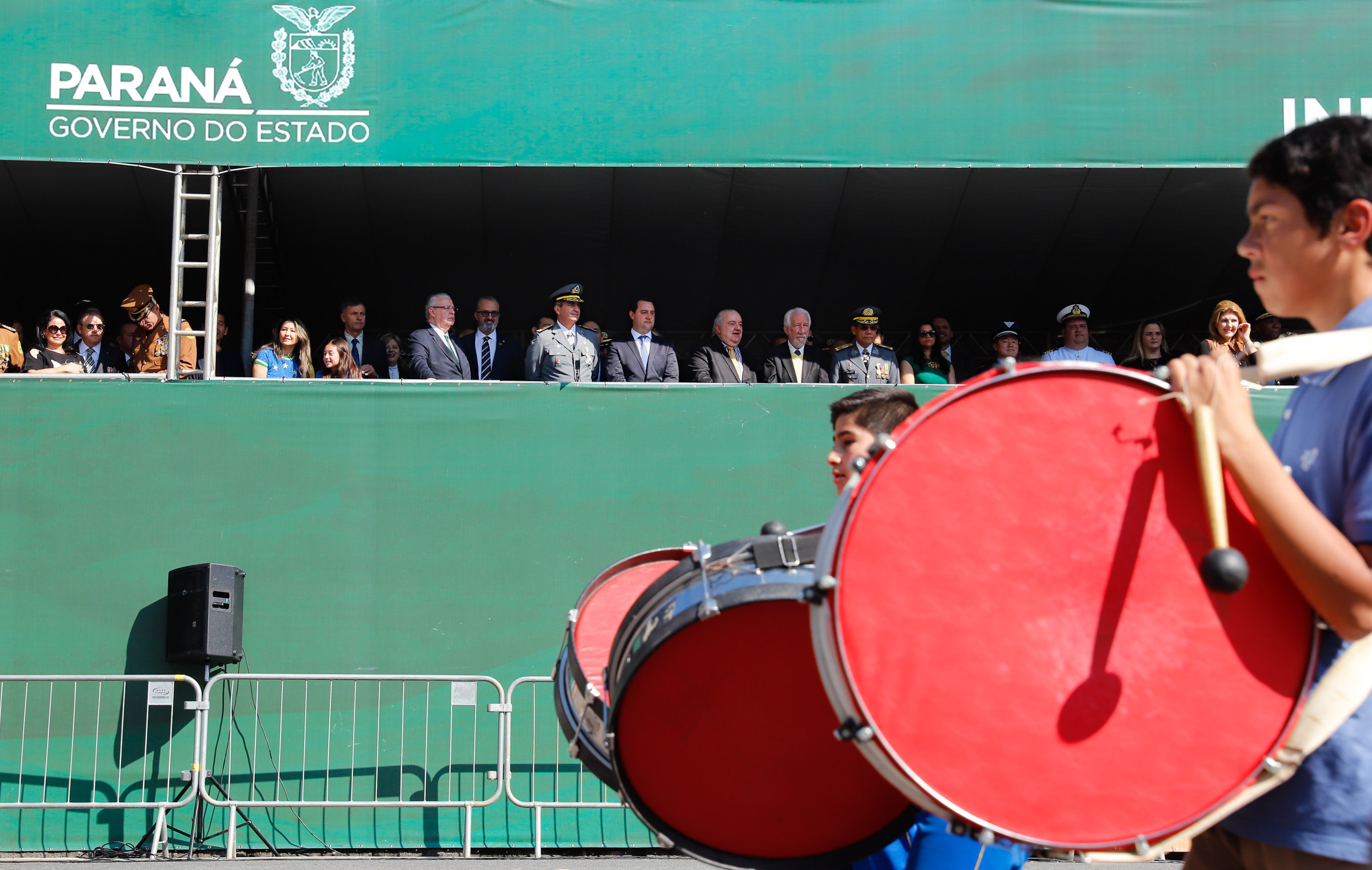 Aproximadamente 20 mil pessoas acompanharam neste sábado (7), em Curitiba, o desfile cívico-militar que comemora os 197 anos da Proclamação da Independência, segundo estimativas da Polícia Militar do Paraná. O governador Carlos Massa Ratinho Junior assistiu a solenidade de 7 de Setembro na Avenida Cândido de Abreu, acompanhado de sua família, do comandante da 5ª Divisão do Exército, general de divisão José Russo Assumpção Delgado, do vice-governador Darci Piana e de diversas autoridades.