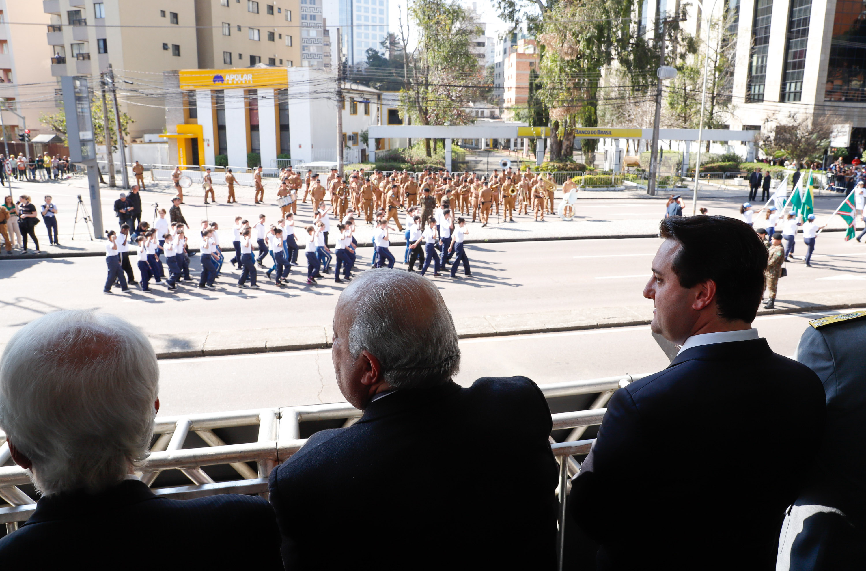 Aproximadamente 20 mil pessoas acompanharam neste sábado (7), em Curitiba, o desfile cívico-militar que comemora os 197 anos da Proclamação da Independência, segundo estimativas da Polícia Militar do Paraná. O governador Carlos Massa Ratinho Junior assistiu a solenidade de 7 de Setembro na Avenida Cândido de Abreu, acompanhado de sua família, do comandante da 5ª Divisão do Exército, general de divisão José Russo Assumpção Delgado, do vice-governador Darci Piana e de diversas autoridades.