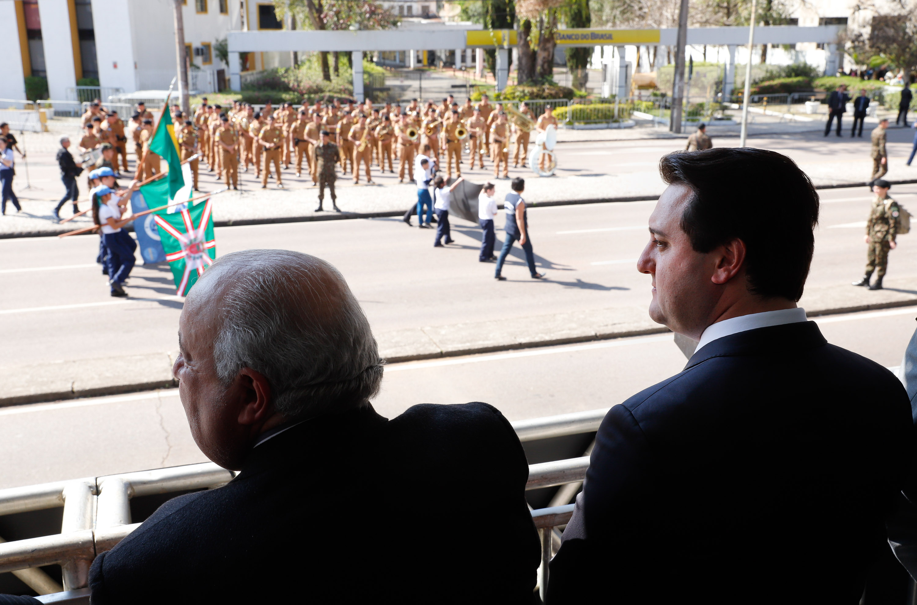 Aproximadamente 20 mil pessoas acompanharam neste sábado (7), em Curitiba, o desfile cívico-militar que comemora os 197 anos da Proclamação da Independência, segundo estimativas da Polícia Militar do Paraná. O governador Carlos Massa Ratinho Junior assistiu a solenidade de 7 de Setembro na Avenida Cândido de Abreu, acompanhado de sua família, do comandante da 5ª Divisão do Exército, general de divisão José Russo Assumpção Delgado, do vice-governador Darci Piana e de diversas autoridades.