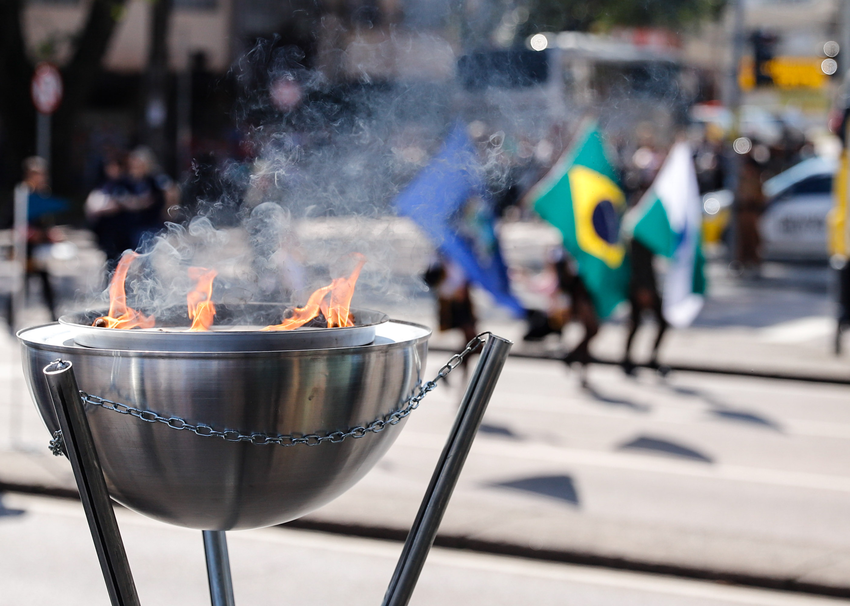 Aproximadamente 20 mil pessoas acompanharam neste sábado (7), em Curitiba, o desfile cívico-militar que comemora os 197 anos da Proclamação da Independência, segundo estimativas da Polícia Militar do Paraná. O governador Carlos Massa Ratinho Junior assistiu a solenidade de 7 de Setembro na Avenida Cândido de Abreu, acompanhado de sua família, do comandante da 5ª Divisão do Exército, general de divisão José Russo Assumpção Delgado, do vice-governador Darci Piana e de diversas autoridades.