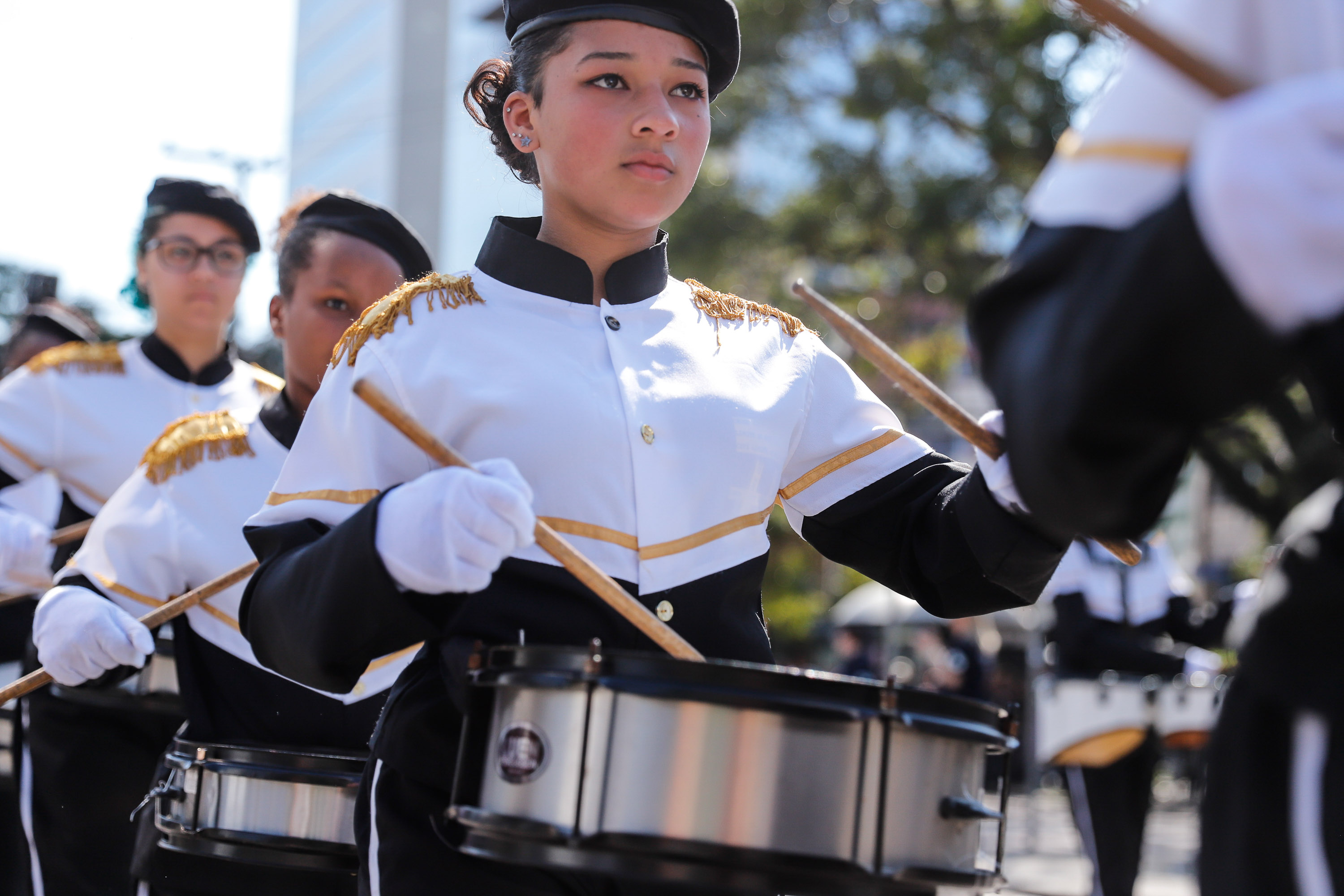 Aproximadamente 20 mil pessoas acompanharam neste sábado (7), em Curitiba, o desfile cívico-militar que comemora os 197 anos da Proclamação da Independência, segundo estimativas da Polícia Militar do Paraná. O governador Carlos Massa Ratinho Junior assistiu a solenidade de 7 de Setembro na Avenida Cândido de Abreu, acompanhado de sua família, do comandante da 5ª Divisão do Exército, general de divisão José Russo Assumpção Delgado, do vice-governador Darci Piana e de diversas autoridades.
