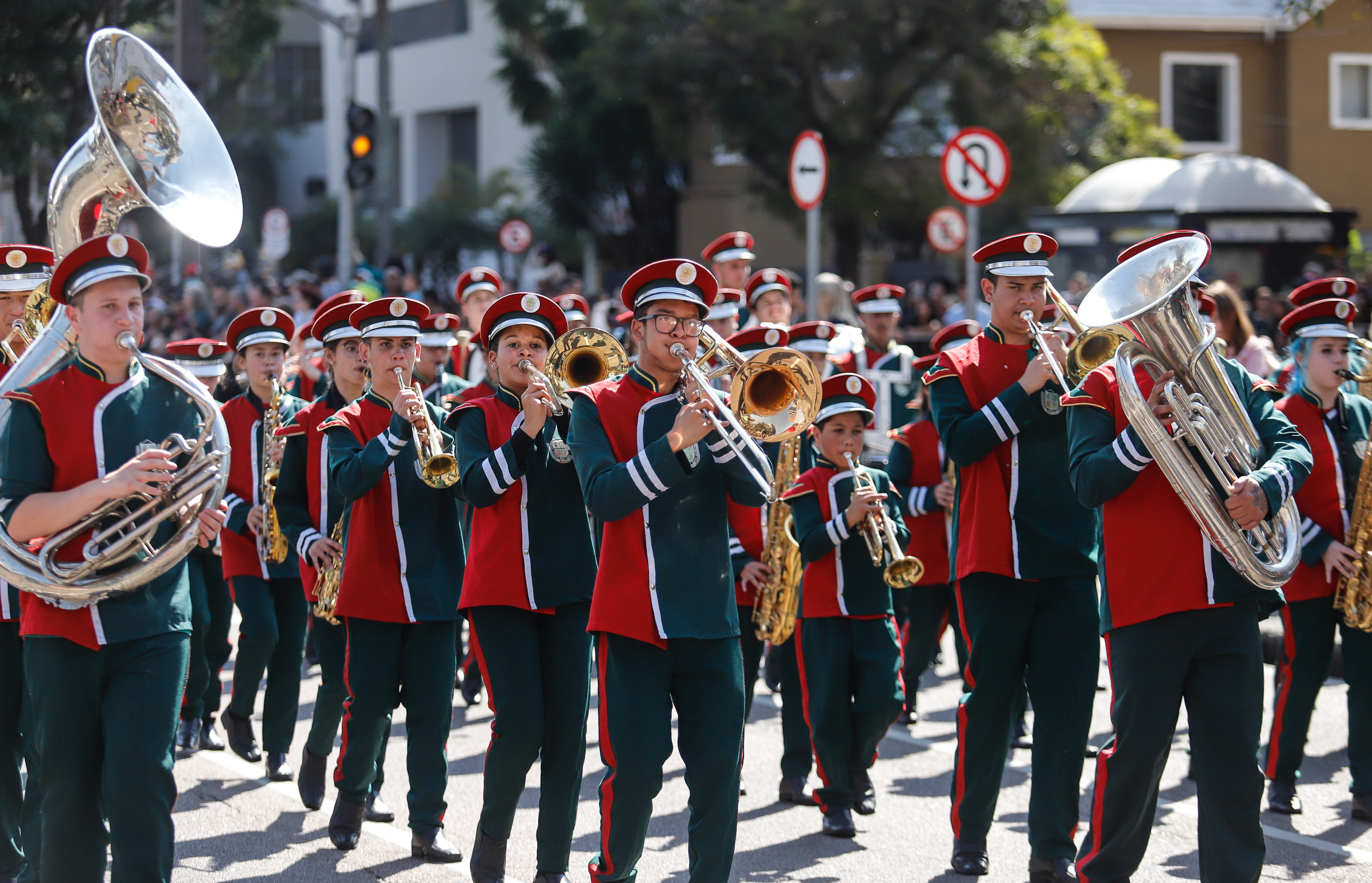 Aproximadamente 20 mil pessoas acompanharam neste sábado (7), em Curitiba, o desfile cívico-militar que comemora os 197 anos da Proclamação da Independência, segundo estimativas da Polícia Militar do Paraná. O governador Carlos Massa Ratinho Junior assistiu a solenidade de 7 de Setembro na Avenida Cândido de Abreu, acompanhado de sua família, do comandante da 5ª Divisão do Exército, general de divisão José Russo Assumpção Delgado, do vice-governador Darci Piana e de diversas autoridades.