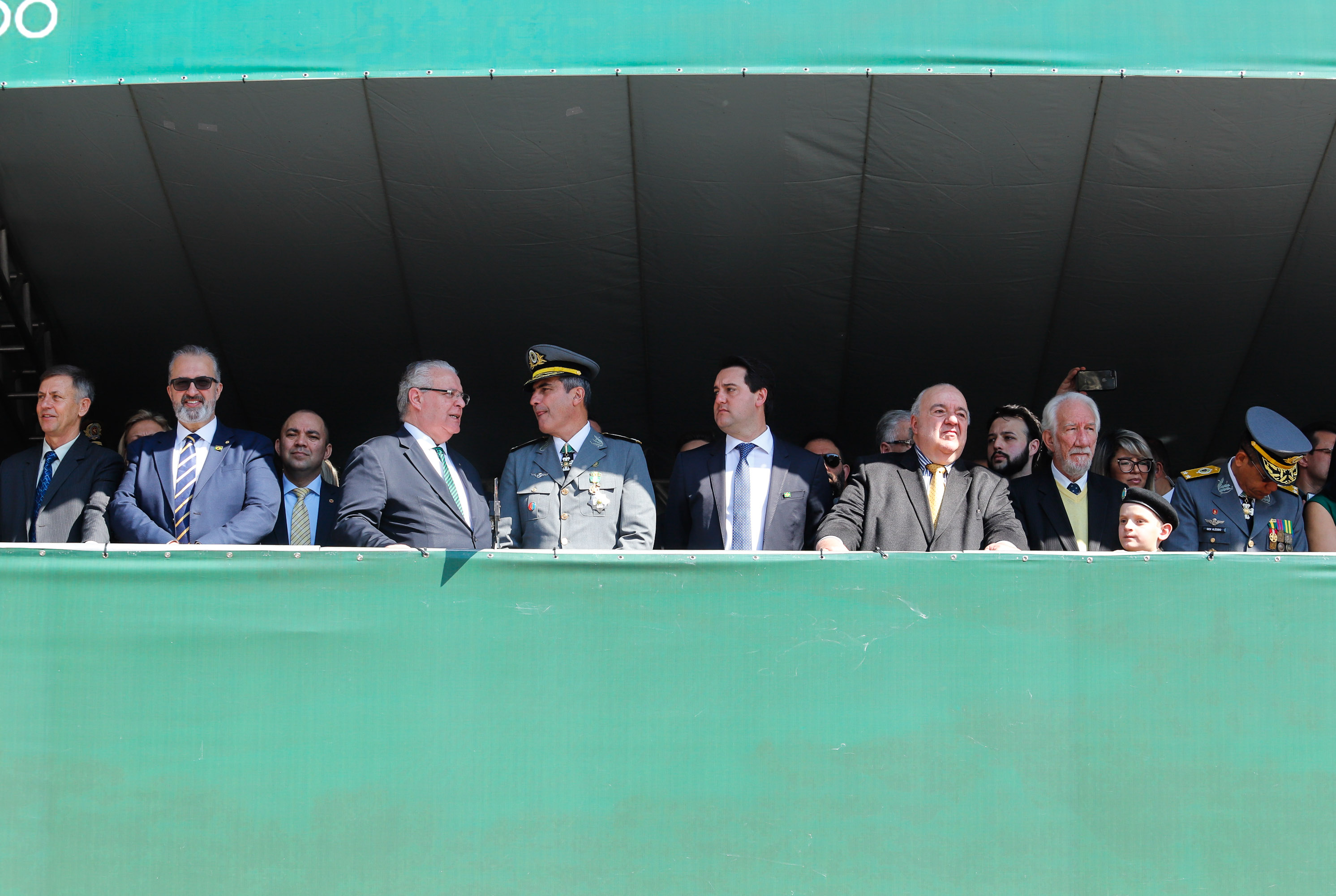 Aproximadamente 20 mil pessoas acompanharam neste sábado (7), em Curitiba, o desfile cívico-militar que comemora os 197 anos da Proclamação da Independência, segundo estimativas da Polícia Militar do Paraná. O governador Carlos Massa Ratinho Junior assistiu a solenidade de 7 de Setembro na Avenida Cândido de Abreu, acompanhado de sua família, do comandante da 5ª Divisão do Exército, general de divisão José Russo Assumpção Delgado, do vice-governador Darci Piana e de diversas autoridades.