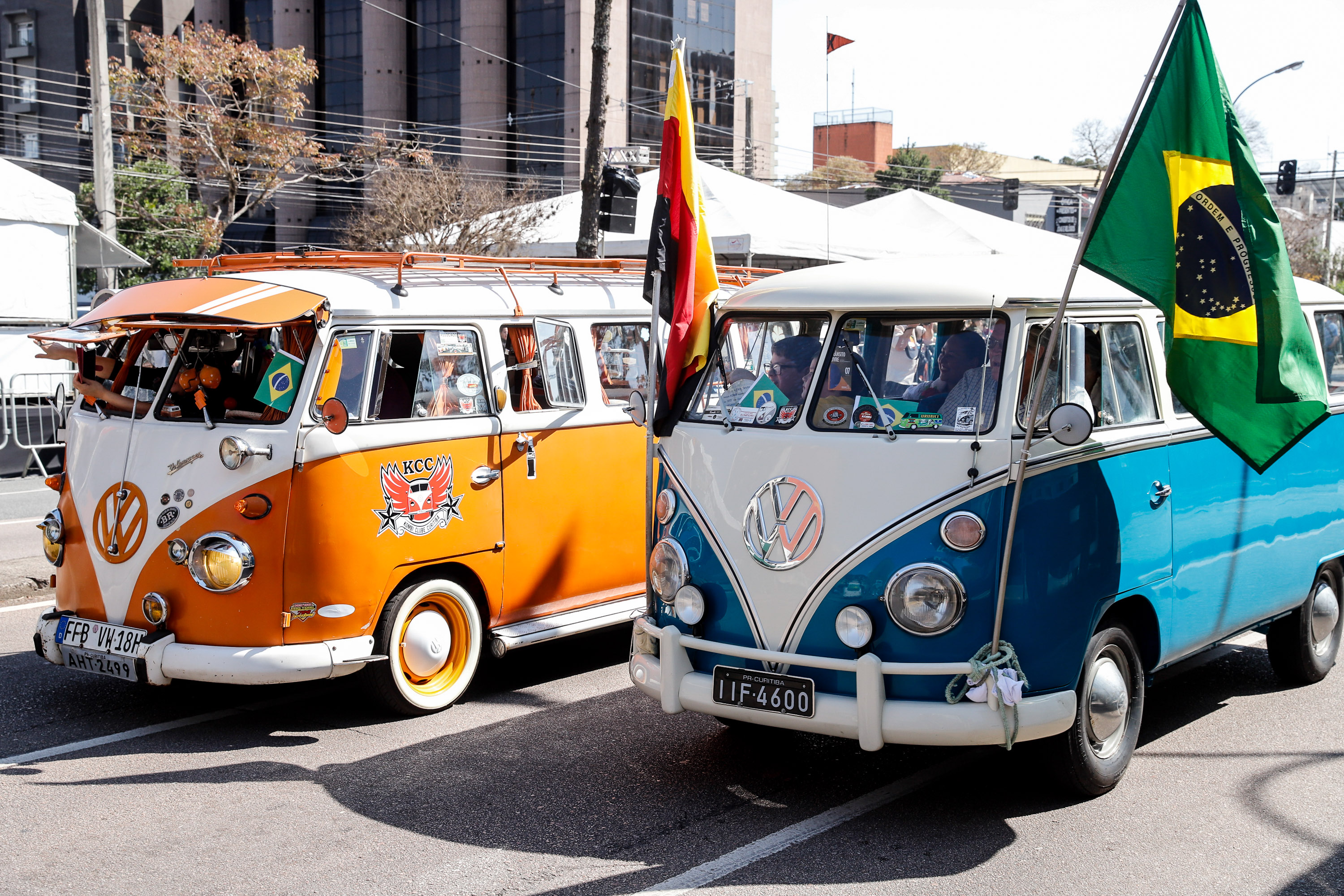 Aproximadamente 20 mil pessoas acompanharam neste sábado (7), em Curitiba, o desfile cívico-militar que comemora os 197 anos da Proclamação da Independência, segundo estimativas da Polícia Militar do Paraná. O governador Carlos Massa Ratinho Junior assistiu a solenidade de 7 de Setembro na Avenida Cândido de Abreu, acompanhado de sua família, do comandante da 5ª Divisão do Exército, general de divisão José Russo Assumpção Delgado, do vice-governador Darci Piana e de diversas autoridades.