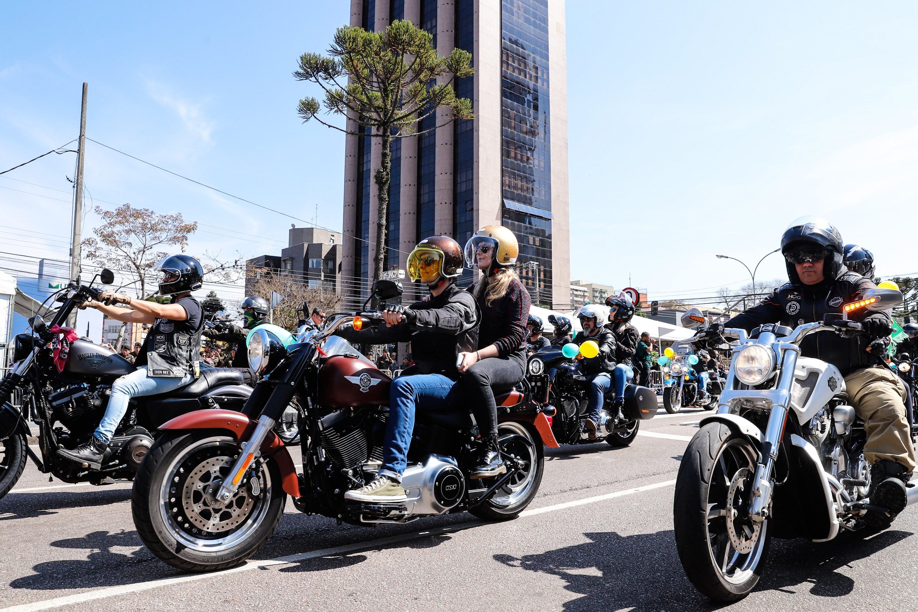 Aproximadamente 20 mil pessoas acompanharam neste sábado (7), em Curitiba, o desfile cívico-militar que comemora os 197 anos da Proclamação da Independência, segundo estimativas da Polícia Militar do Paraná. O governador Carlos Massa Ratinho Junior assistiu a solenidade de 7 de Setembro na Avenida Cândido de Abreu, acompanhado de sua família, do comandante da 5ª Divisão do Exército, general de divisão José Russo Assumpção Delgado, do vice-governador Darci Piana e de diversas autoridades.