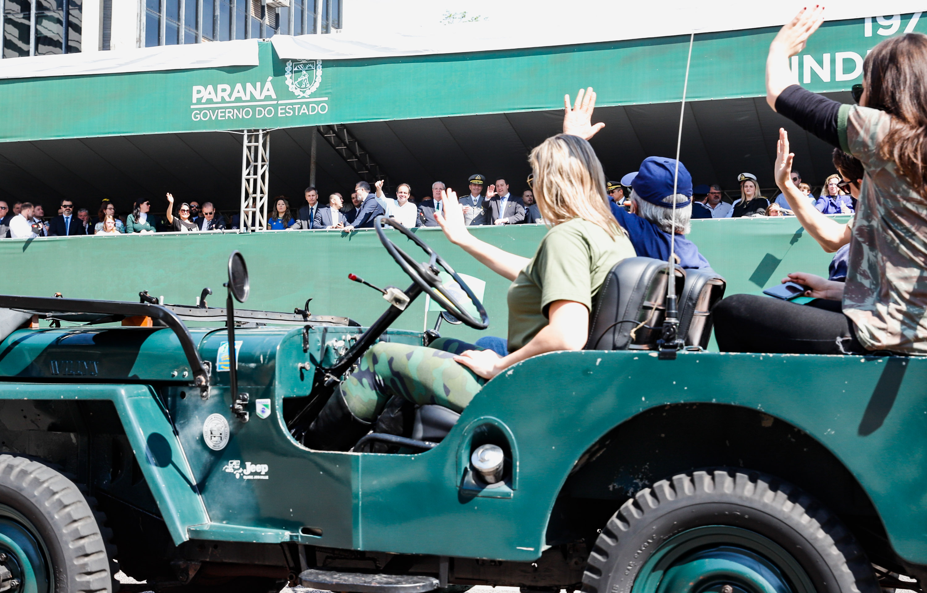 Aproximadamente 20 mil pessoas acompanharam neste sábado (7), em Curitiba, o desfile cívico-militar que comemora os 197 anos da Proclamação da Independência, segundo estimativas da Polícia Militar do Paraná. O governador Carlos Massa Ratinho Junior assistiu a solenidade de 7 de Setembro na Avenida Cândido de Abreu, acompanhado de sua família, do comandante da 5ª Divisão do Exército, general de divisão José Russo Assumpção Delgado, do vice-governador Darci Piana e de diversas autoridades.