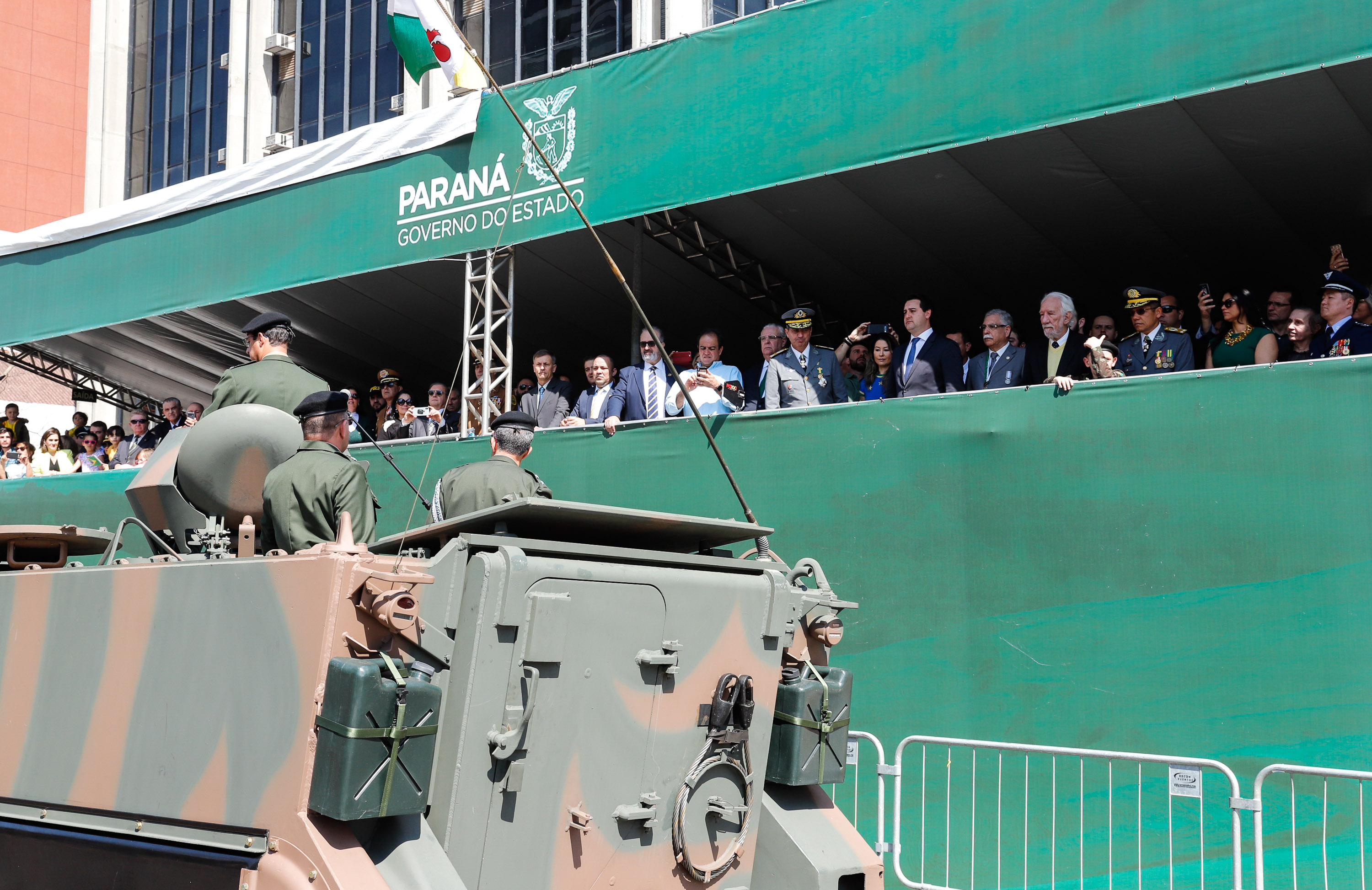 Aproximadamente 20 mil pessoas acompanharam neste sábado (7), em Curitiba, o desfile cívico-militar que comemora os 197 anos da Proclamação da Independência, segundo estimativas da Polícia Militar do Paraná. O governador Carlos Massa Ratinho Junior assistiu a solenidade de 7 de Setembro na Avenida Cândido de Abreu, acompanhado de sua família, do comandante da 5ª Divisão do Exército, general de divisão José Russo Assumpção Delgado, do vice-governador Darci Piana e de diversas autoridades.