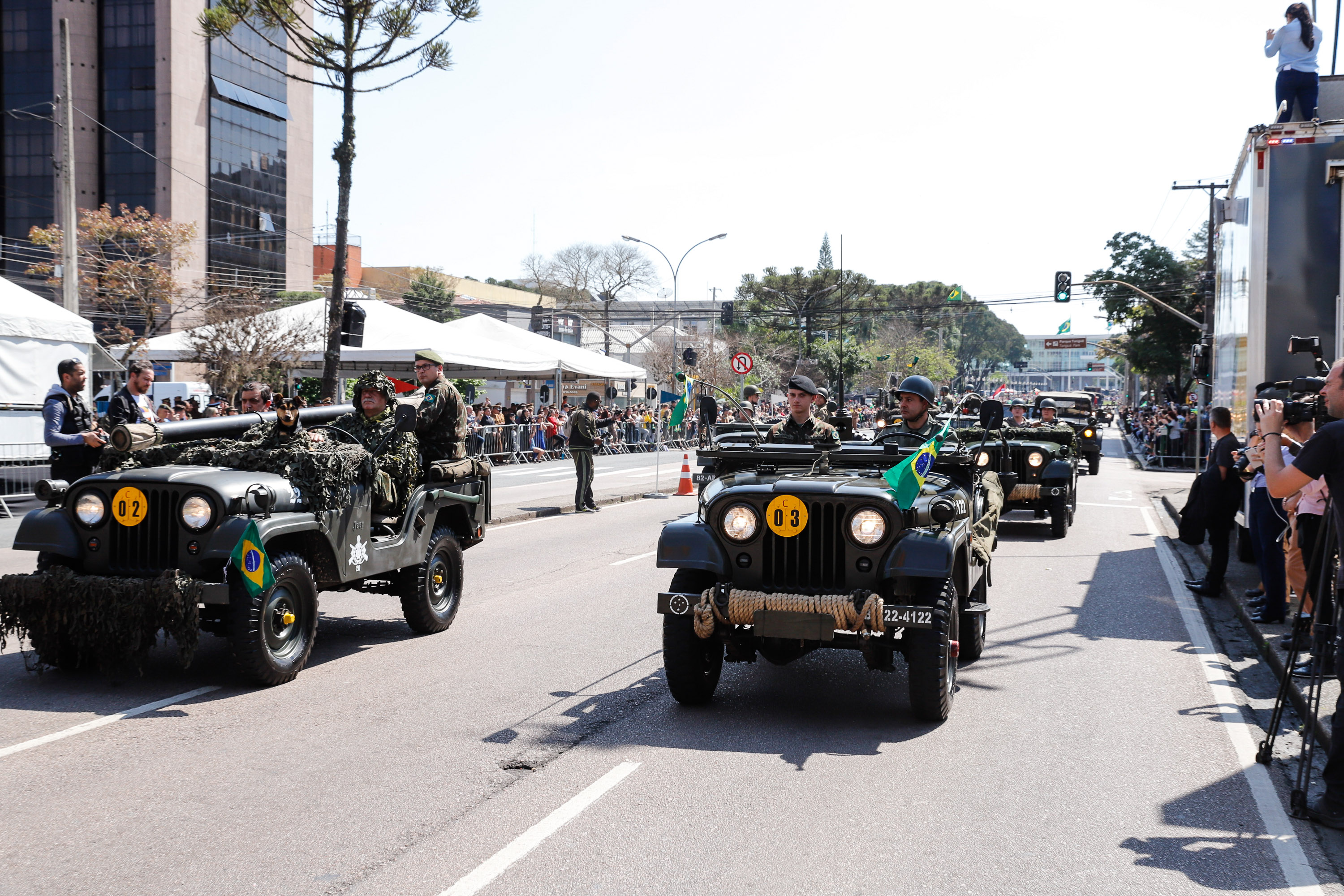Aproximadamente 20 mil pessoas acompanharam neste sábado (7), em Curitiba, o desfile cívico-militar que comemora os 197 anos da Proclamação da Independência, segundo estimativas da Polícia Militar do Paraná. O governador Carlos Massa Ratinho Junior assistiu a solenidade de 7 de Setembro na Avenida Cândido de Abreu, acompanhado de sua família, do comandante da 5ª Divisão do Exército, general de divisão José Russo Assumpção Delgado, do vice-governador Darci Piana e de diversas autoridades.