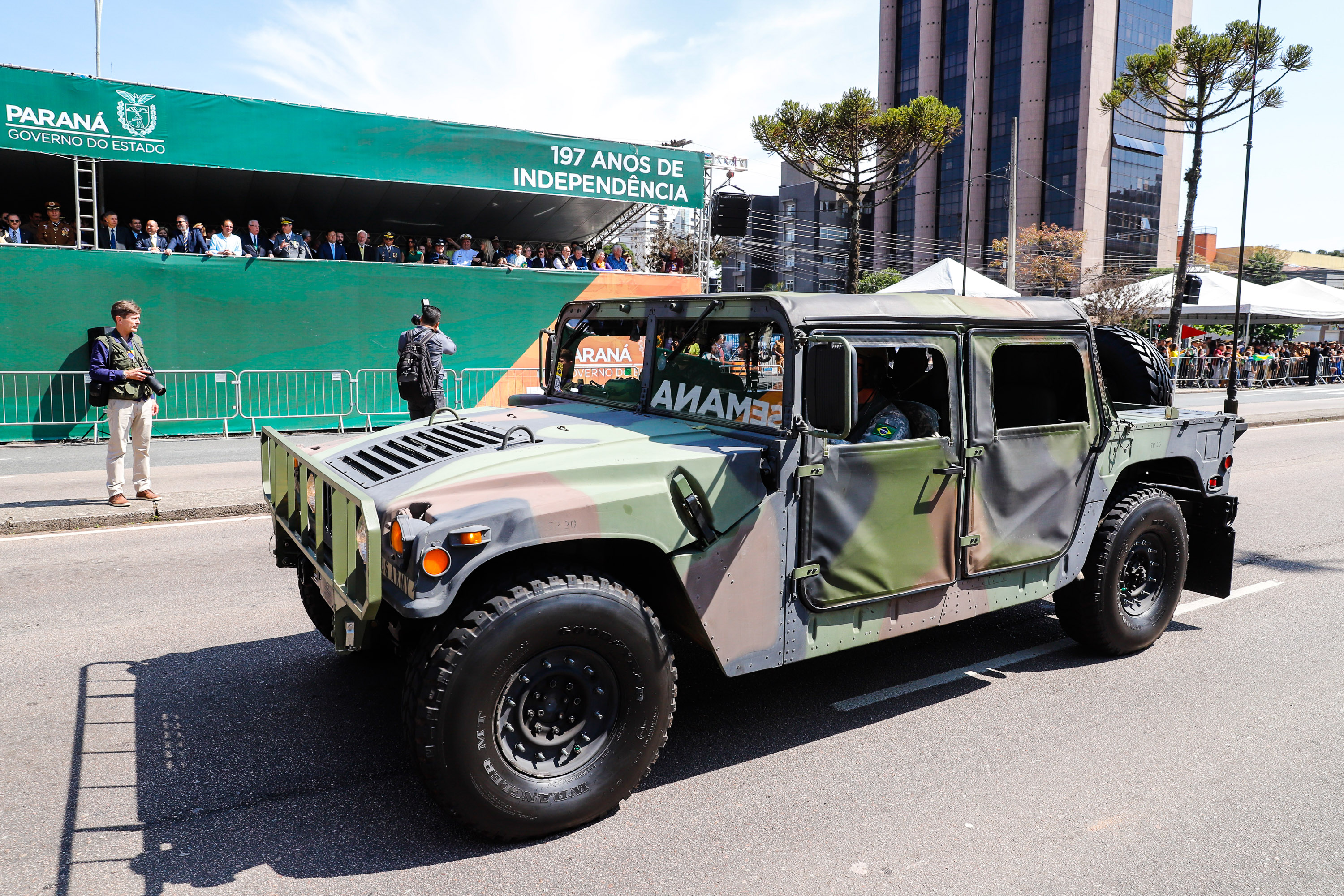 Aproximadamente 20 mil pessoas acompanharam neste sábado (7), em Curitiba, o desfile cívico-militar que comemora os 197 anos da Proclamação da Independência, segundo estimativas da Polícia Militar do Paraná. O governador Carlos Massa Ratinho Junior assistiu a solenidade de 7 de Setembro na Avenida Cândido de Abreu, acompanhado de sua família, do comandante da 5ª Divisão do Exército, general de divisão José Russo Assumpção Delgado, do vice-governador Darci Piana e de diversas autoridades.