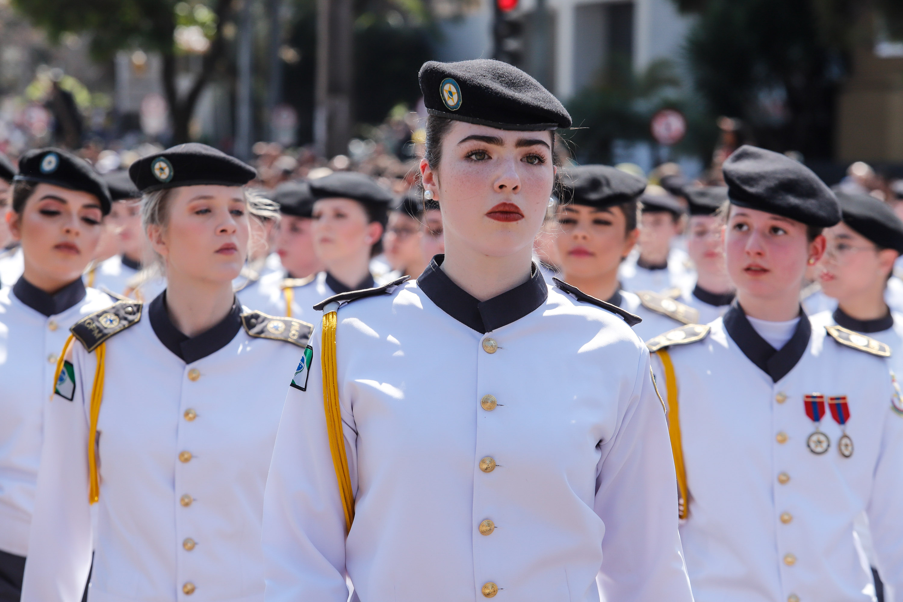 Aproximadamente 20 mil pessoas acompanharam neste sábado (7), em Curitiba, o desfile cívico-militar que comemora os 197 anos da Proclamação da Independência, segundo estimativas da Polícia Militar do Paraná. O governador Carlos Massa Ratinho Junior assistiu a solenidade de 7 de Setembro na Avenida Cândido de Abreu, acompanhado de sua família, do comandante da 5ª Divisão do Exército, general de divisão José Russo Assumpção Delgado, do vice-governador Darci Piana e de diversas autoridades.