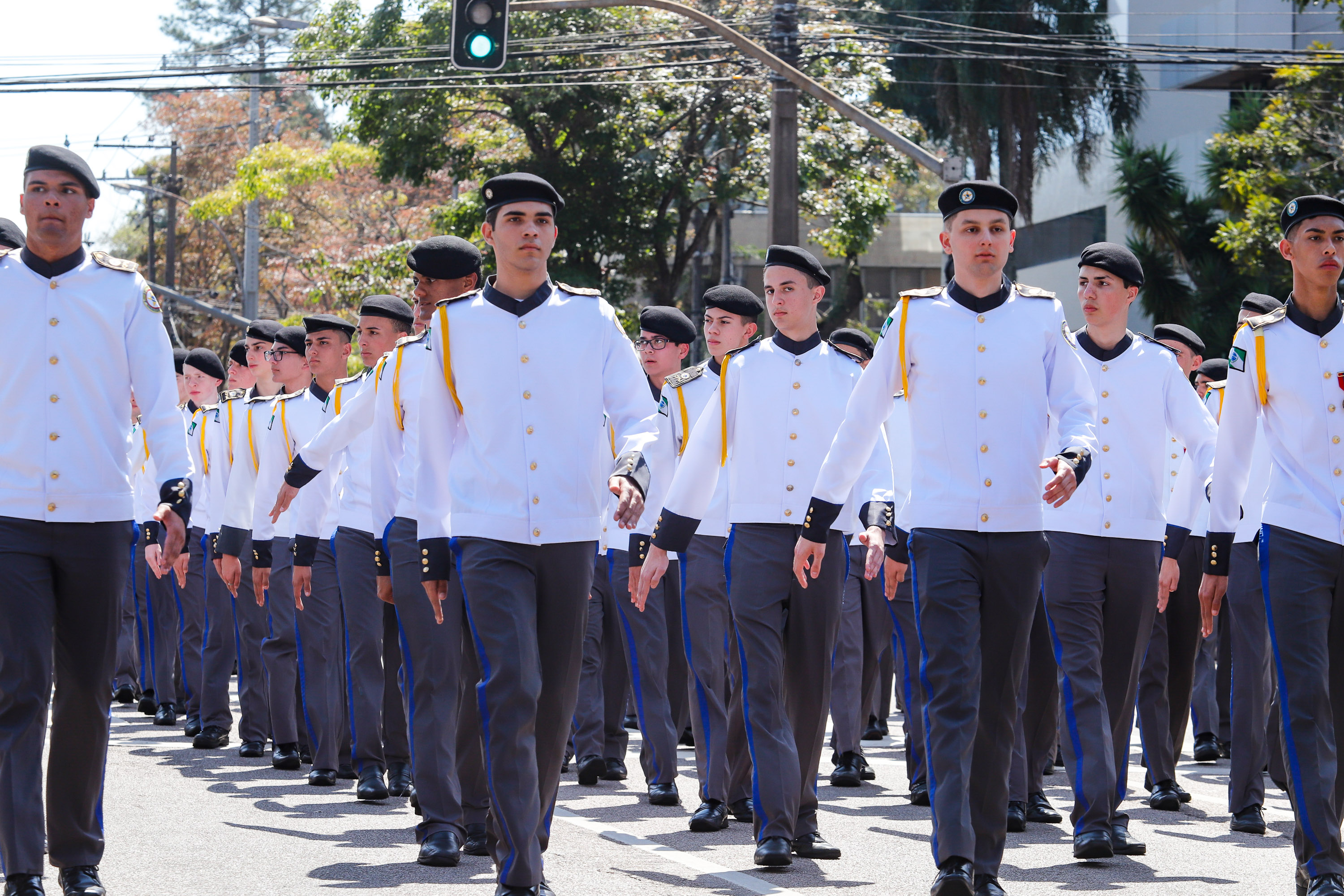 Aproximadamente 20 mil pessoas acompanharam neste sábado (7), em Curitiba, o desfile cívico-militar que comemora os 197 anos da Proclamação da Independência, segundo estimativas da Polícia Militar do Paraná. O governador Carlos Massa Ratinho Junior assistiu a solenidade de 7 de Setembro na Avenida Cândido de Abreu, acompanhado de sua família, do comandante da 5ª Divisão do Exército, general de divisão José Russo Assumpção Delgado, do vice-governador Darci Piana e de diversas autoridades.