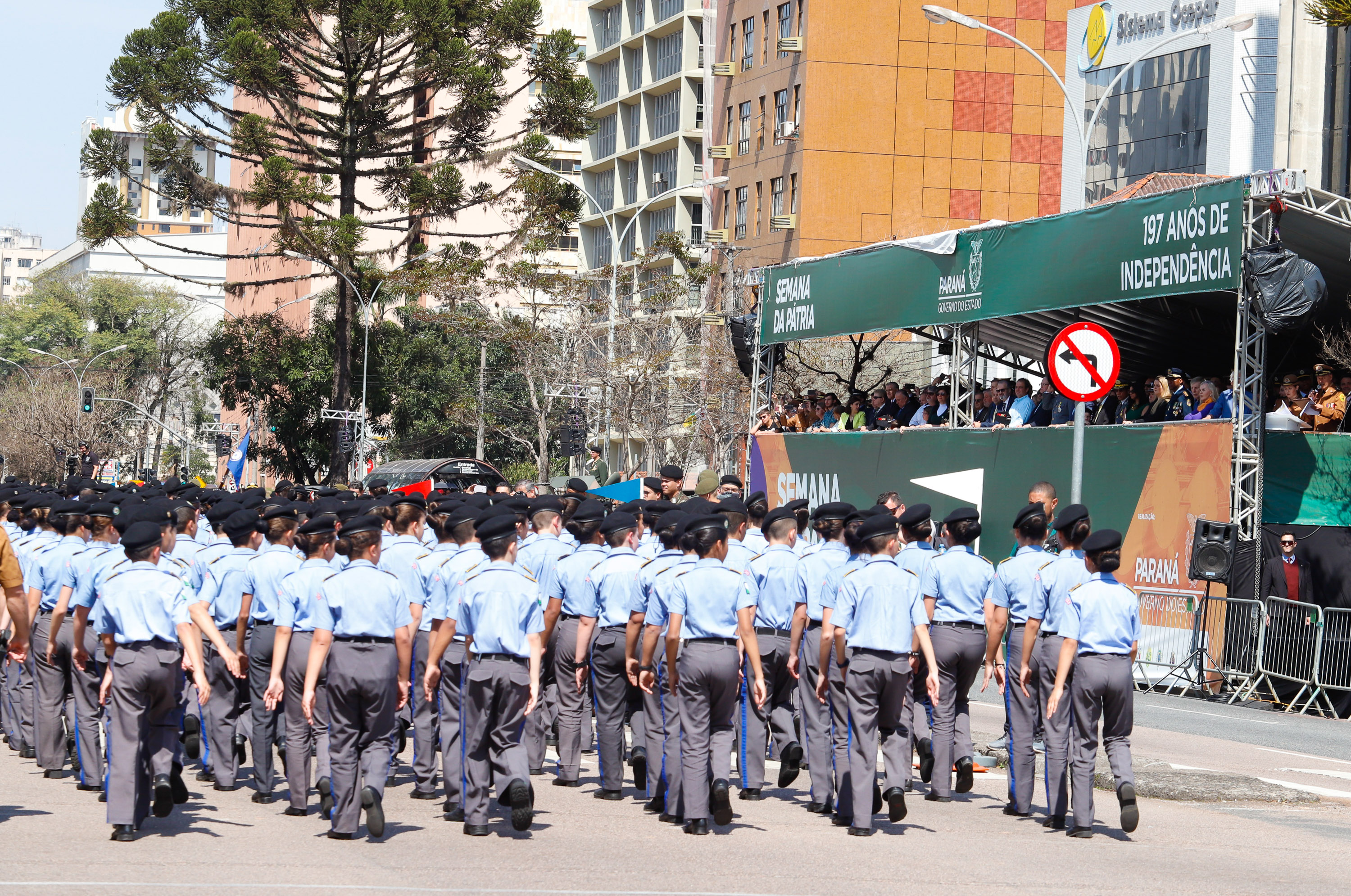 Aproximadamente 20 mil pessoas acompanharam neste sábado (7), em Curitiba, o desfile cívico-militar que comemora os 197 anos da Proclamação da Independência, segundo estimativas da Polícia Militar do Paraná. O governador Carlos Massa Ratinho Junior assistiu a solenidade de 7 de Setembro na Avenida Cândido de Abreu, acompanhado de sua família, do comandante da 5ª Divisão do Exército, general de divisão José Russo Assumpção Delgado, do vice-governador Darci Piana e de diversas autoridades.
