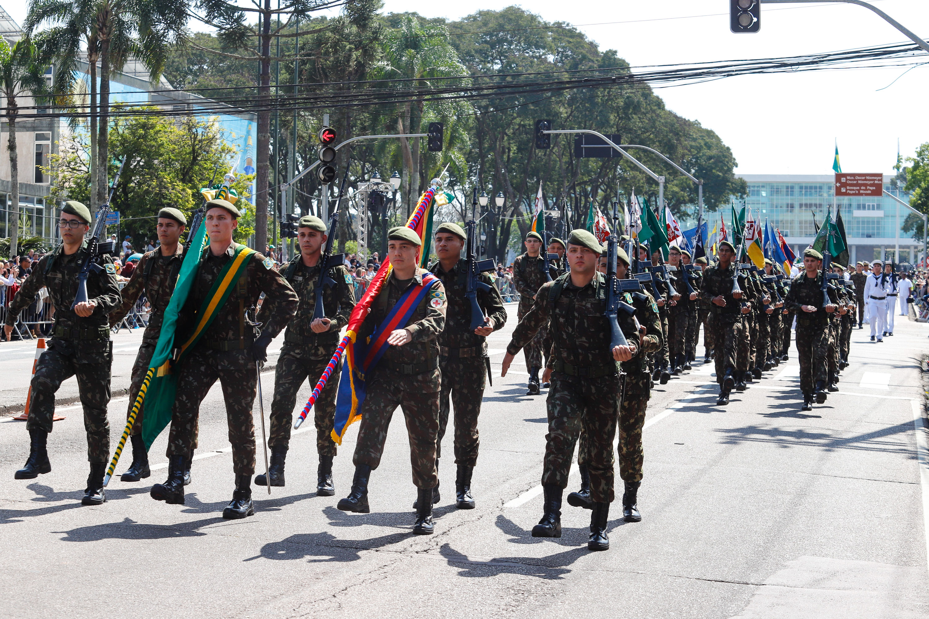 Aproximadamente 20 mil pessoas acompanharam neste sábado (7), em Curitiba, o desfile cívico-militar que comemora os 197 anos da Proclamação da Independência, segundo estimativas da Polícia Militar do Paraná. O governador Carlos Massa Ratinho Junior assistiu a solenidade de 7 de Setembro na Avenida Cândido de Abreu, acompanhado de sua família, do comandante da 5ª Divisão do Exército, general de divisão José Russo Assumpção Delgado, do vice-governador Darci Piana e de diversas autoridades.