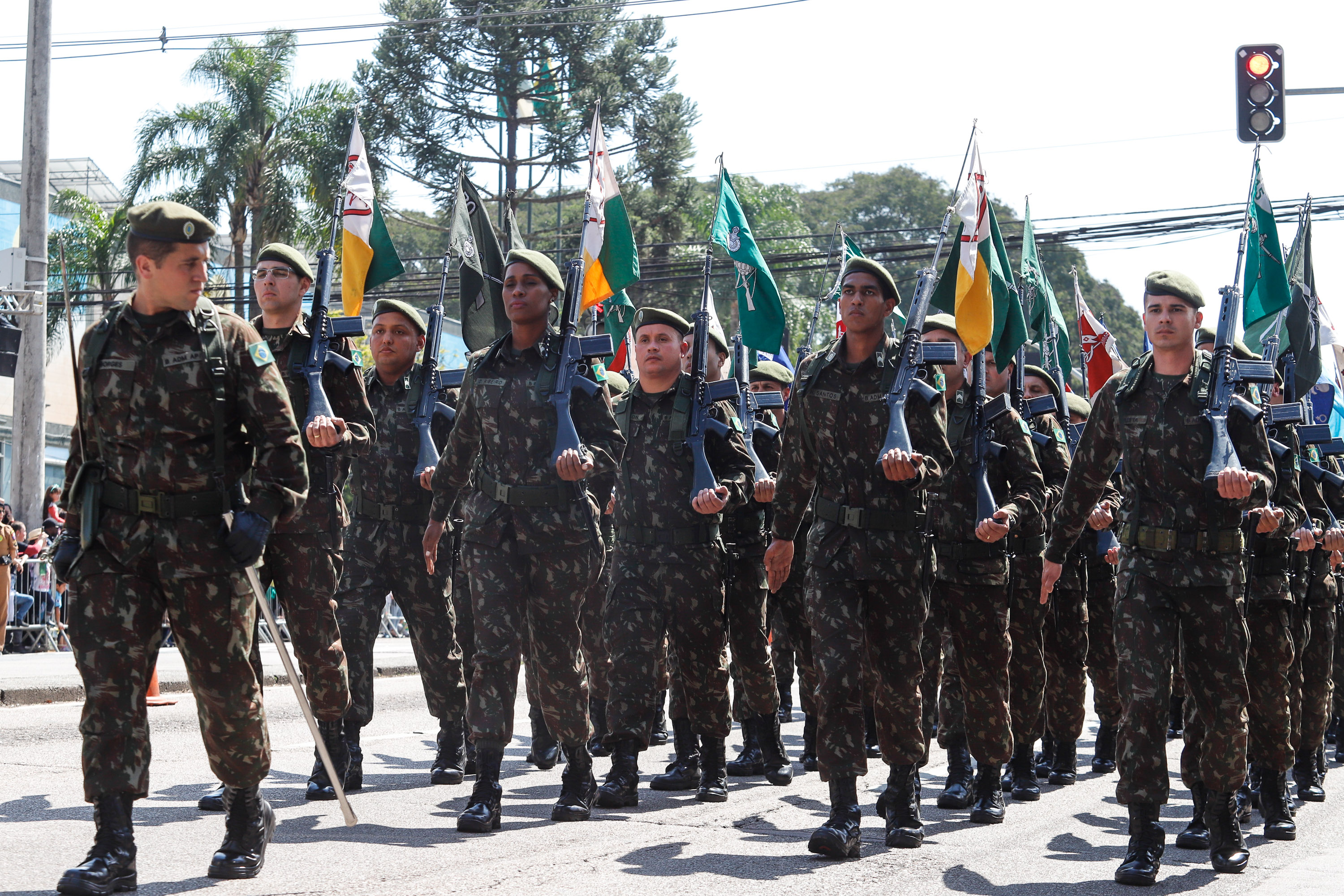 Aproximadamente 20 mil pessoas acompanharam neste sábado (7), em Curitiba, o desfile cívico-militar que comemora os 197 anos da Proclamação da Independência, segundo estimativas da Polícia Militar do Paraná. O governador Carlos Massa Ratinho Junior assistiu a solenidade de 7 de Setembro na Avenida Cândido de Abreu, acompanhado de sua família, do comandante da 5ª Divisão do Exército, general de divisão José Russo Assumpção Delgado, do vice-governador Darci Piana e de diversas autoridades.