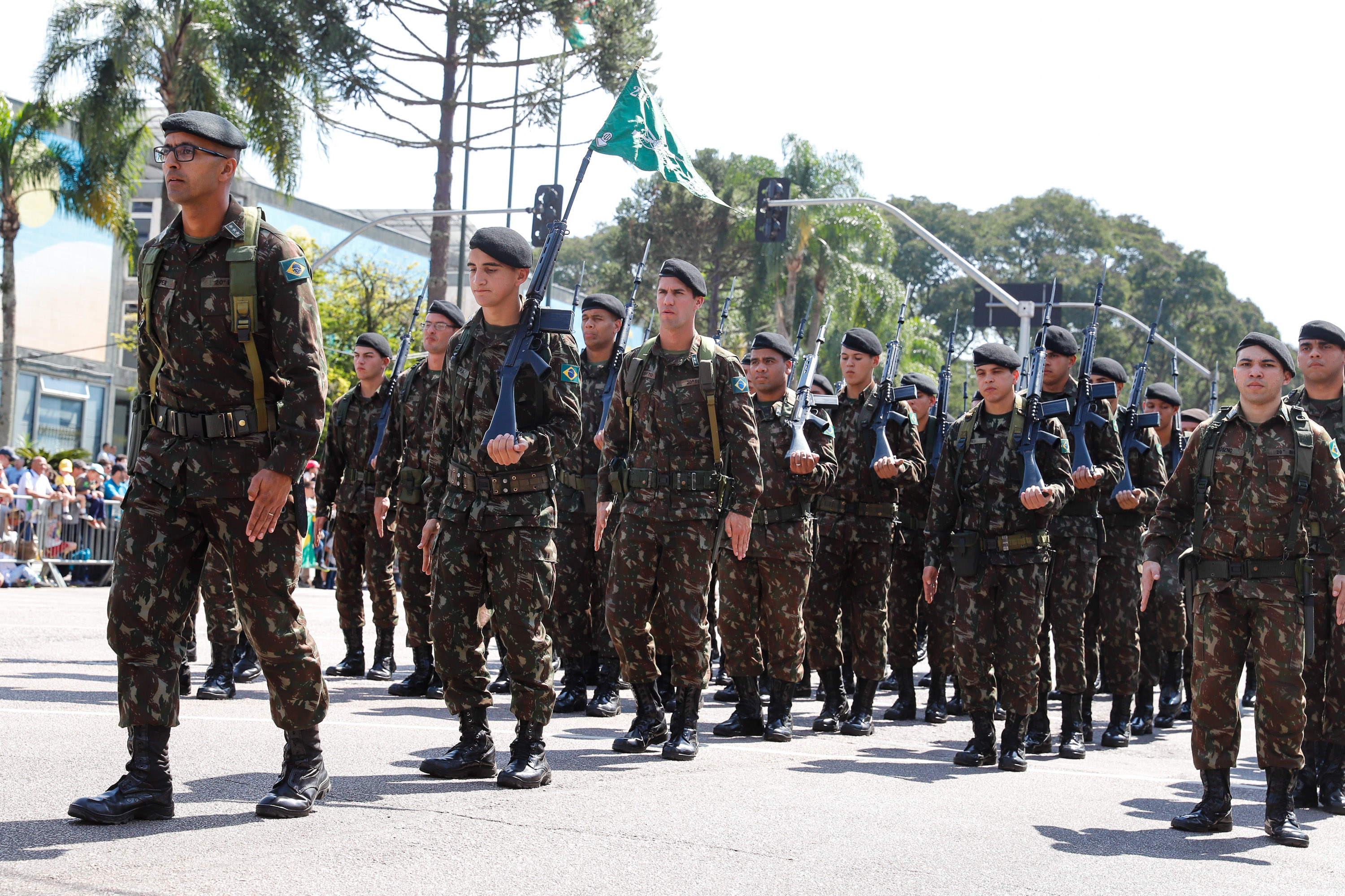 Aproximadamente 20 mil pessoas acompanharam neste sábado (7), em Curitiba, o desfile cívico-militar que comemora os 197 anos da Proclamação da Independência, segundo estimativas da Polícia Militar do Paraná. O governador Carlos Massa Ratinho Junior assistiu a solenidade de 7 de Setembro na Avenida Cândido de Abreu, acompanhado de sua família, do comandante da 5ª Divisão do Exército, general de divisão José Russo Assumpção Delgado, do vice-governador Darci Piana e de diversas autoridades.