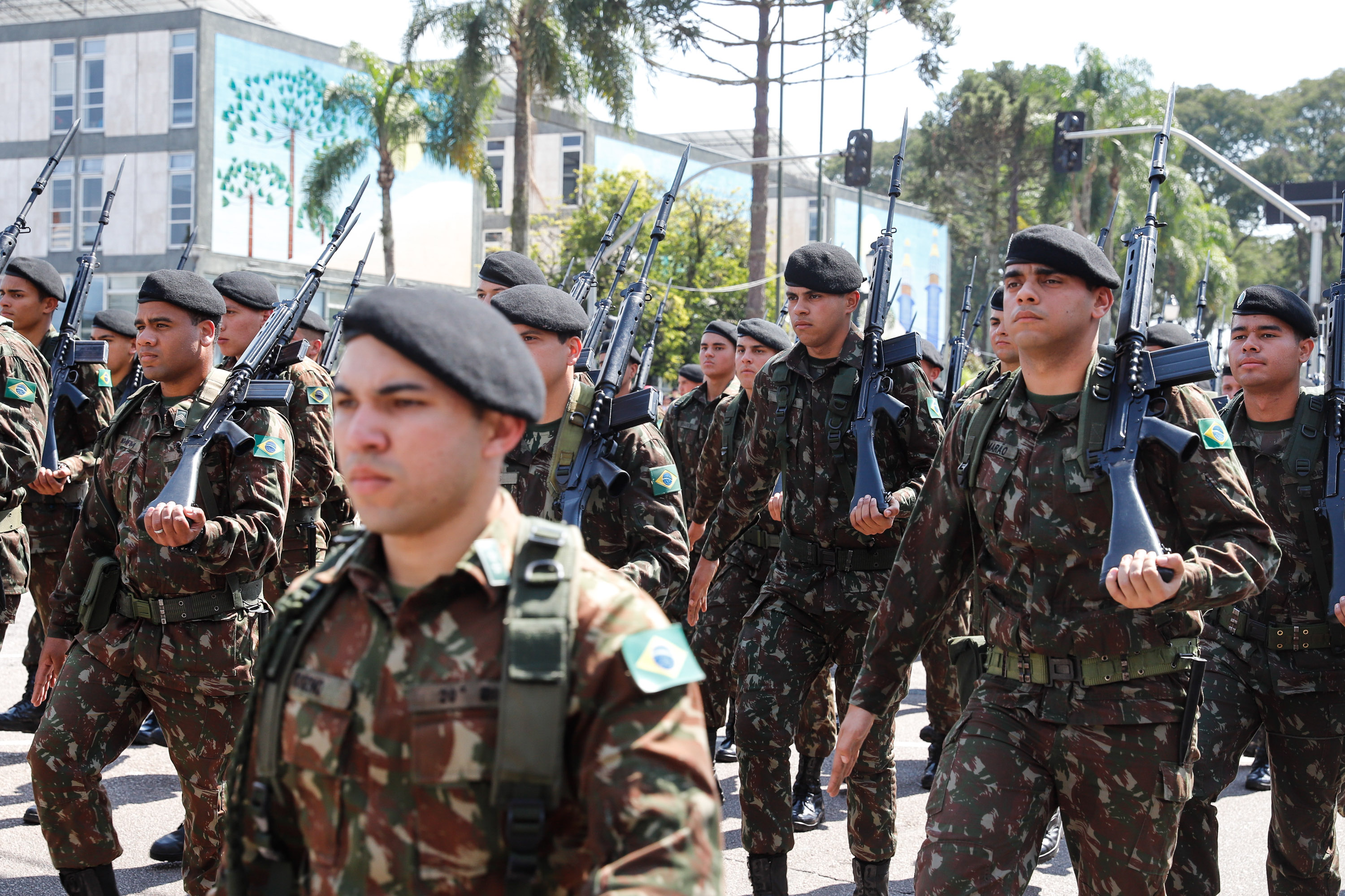 Aproximadamente 20 mil pessoas acompanharam neste sábado (7), em Curitiba, o desfile cívico-militar que comemora os 197 anos da Proclamação da Independência, segundo estimativas da Polícia Militar do Paraná. O governador Carlos Massa Ratinho Junior assistiu a solenidade de 7 de Setembro na Avenida Cândido de Abreu, acompanhado de sua família, do comandante da 5ª Divisão do Exército, general de divisão José Russo Assumpção Delgado, do vice-governador Darci Piana e de diversas autoridades.