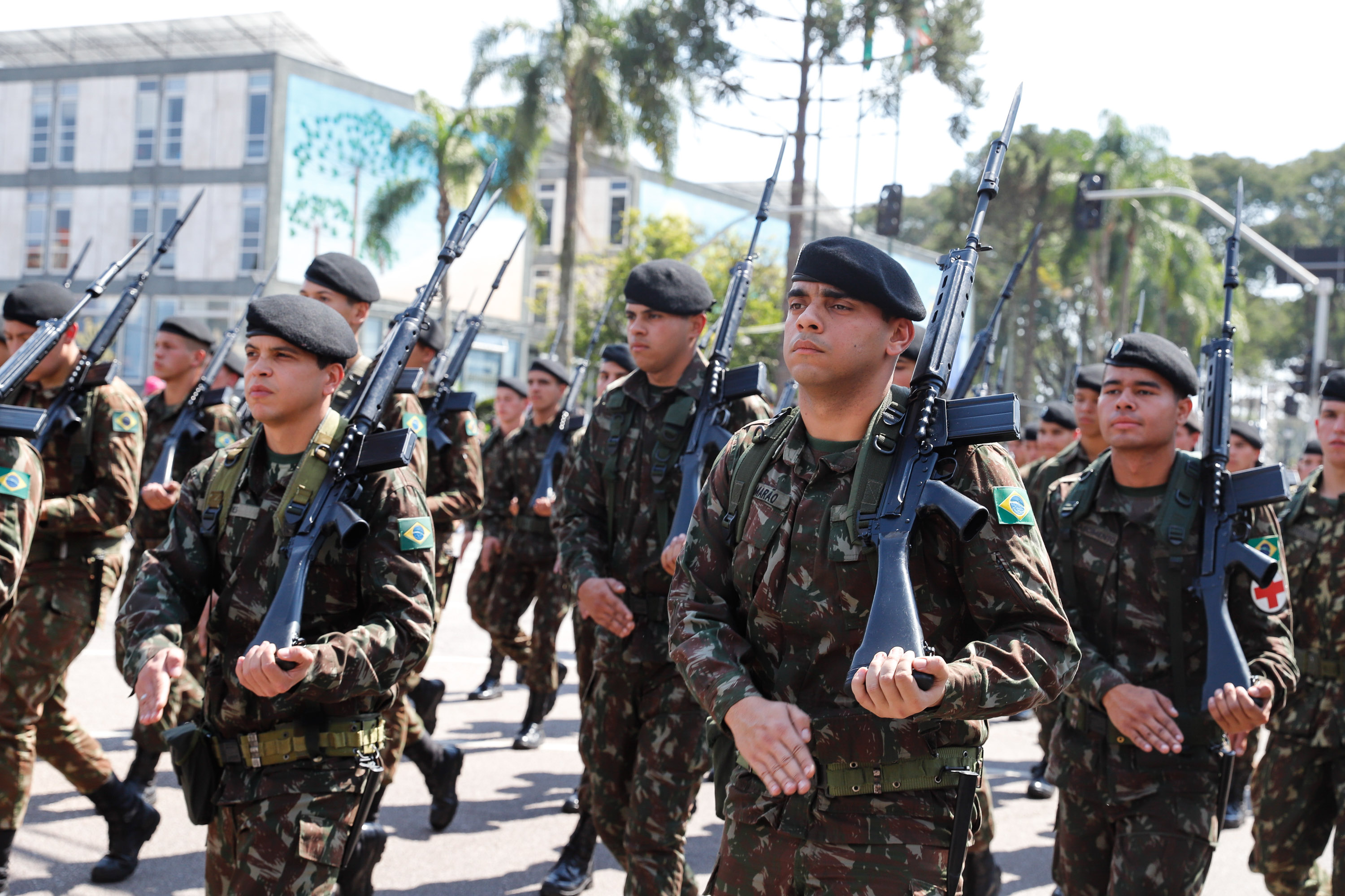 Aproximadamente 20 mil pessoas acompanharam neste sábado (7), em Curitiba, o desfile cívico-militar que comemora os 197 anos da Proclamação da Independência, segundo estimativas da Polícia Militar do Paraná. O governador Carlos Massa Ratinho Junior assistiu a solenidade de 7 de Setembro na Avenida Cândido de Abreu, acompanhado de sua família, do comandante da 5ª Divisão do Exército, general de divisão José Russo Assumpção Delgado, do vice-governador Darci Piana e de diversas autoridades.