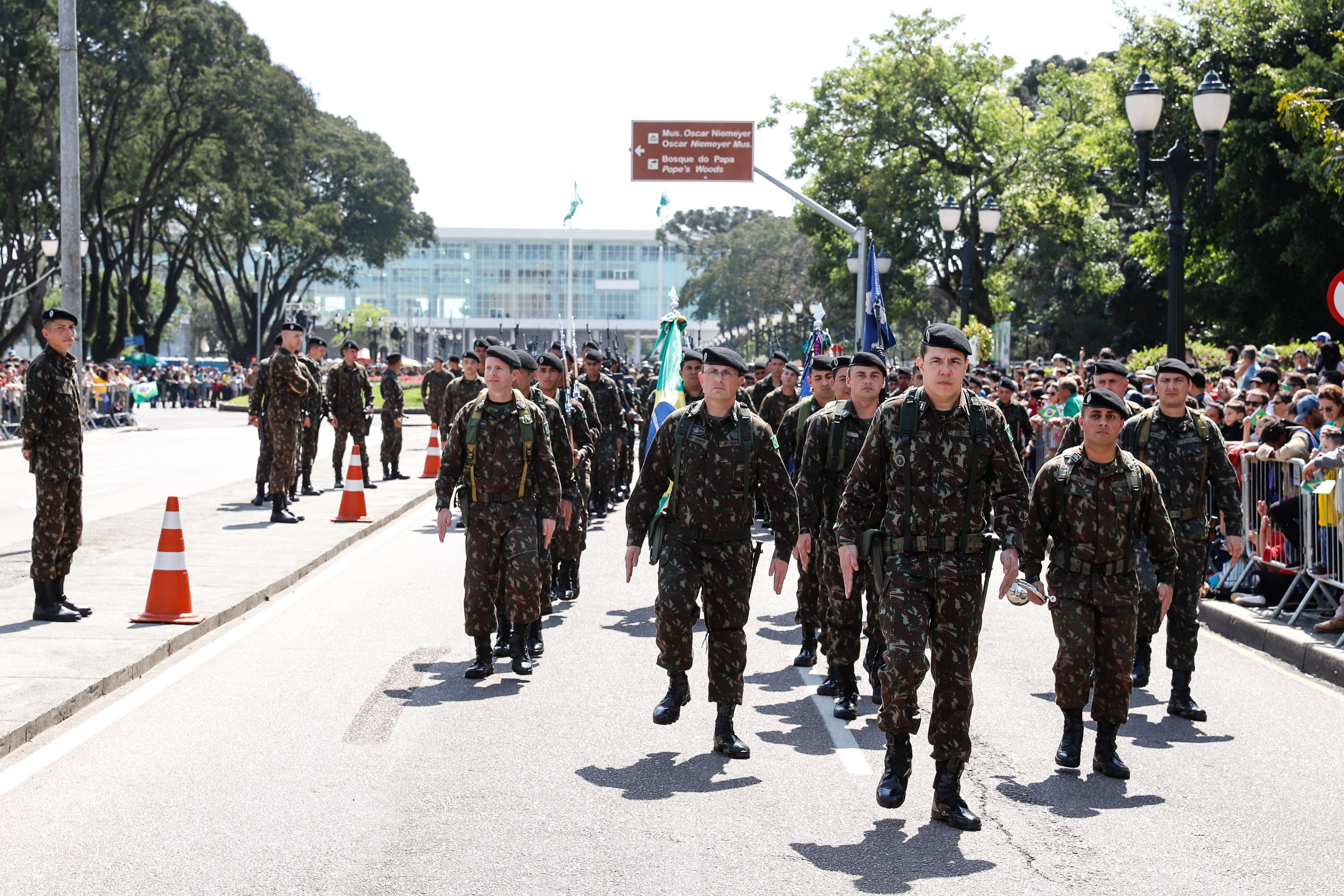 Aproximadamente 20 mil pessoas acompanharam neste sábado (7), em Curitiba, o desfile cívico-militar que comemora os 197 anos da Proclamação da Independência, segundo estimativas da Polícia Militar do Paraná. O governador Carlos Massa Ratinho Junior assistiu a solenidade de 7 de Setembro na Avenida Cândido de Abreu, acompanhado de sua família, do comandante da 5ª Divisão do Exército, general de divisão José Russo Assumpção Delgado, do vice-governador Darci Piana e de diversas autoridades.