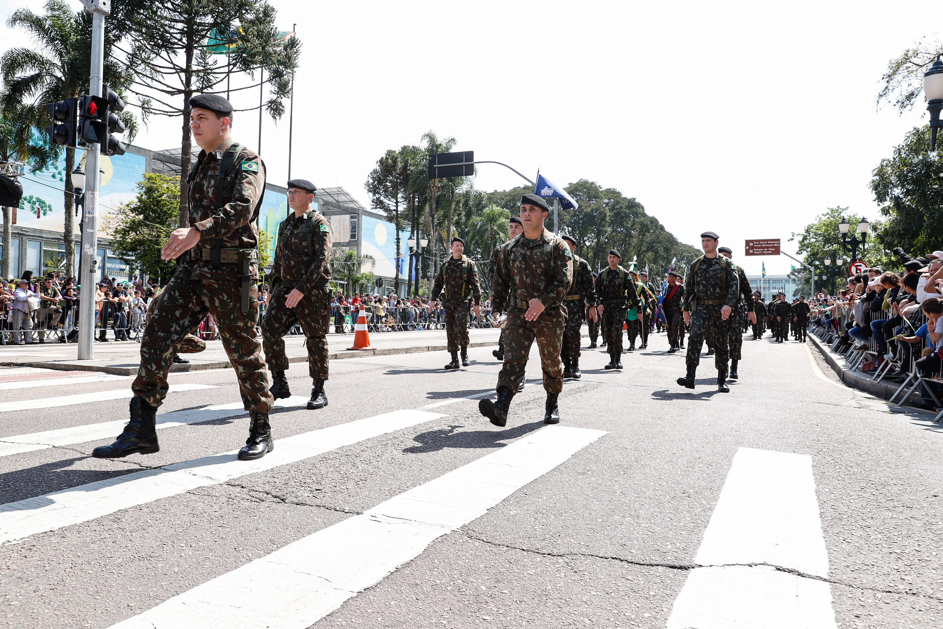 Aproximadamente 20 mil pessoas acompanharam neste sábado (7), em Curitiba, o desfile cívico-militar que comemora os 197 anos da Proclamação da Independência, segundo estimativas da Polícia Militar do Paraná. O governador Carlos Massa Ratinho Junior assistiu a solenidade de 7 de Setembro na Avenida Cândido de Abreu, acompanhado de sua família, do comandante da 5ª Divisão do Exército, general de divisão José Russo Assumpção Delgado, do vice-governador Darci Piana e de diversas autoridades.