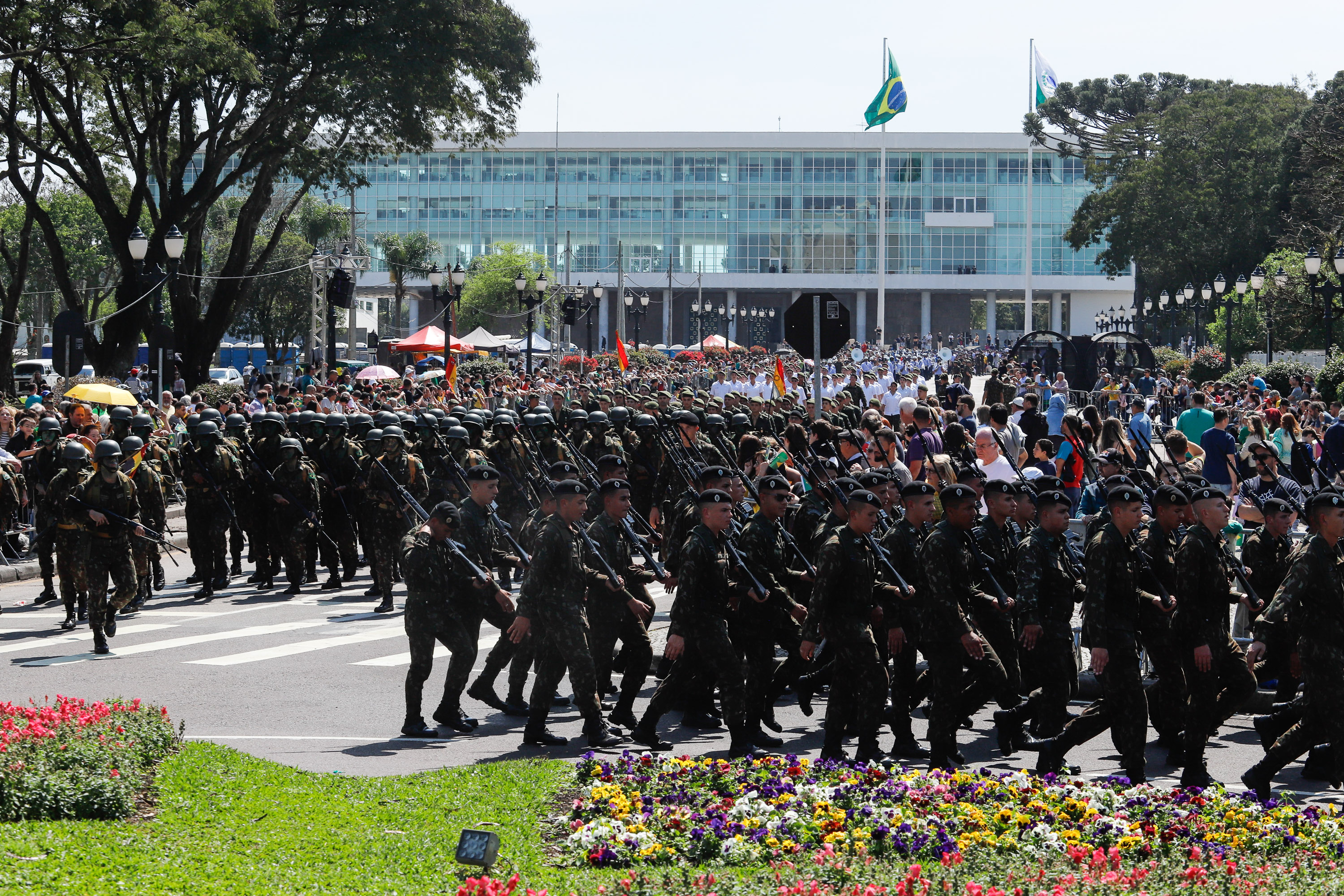 Aproximadamente 20 mil pessoas acompanharam neste sábado (7), em Curitiba, o desfile cívico-militar que comemora os 197 anos da Proclamação da Independência, segundo estimativas da Polícia Militar do Paraná. O governador Carlos Massa Ratinho Junior assistiu a solenidade de 7 de Setembro na Avenida Cândido de Abreu, acompanhado de sua família, do comandante da 5ª Divisão do Exército, general de divisão José Russo Assumpção Delgado, do vice-governador Darci Piana e de diversas autoridades.