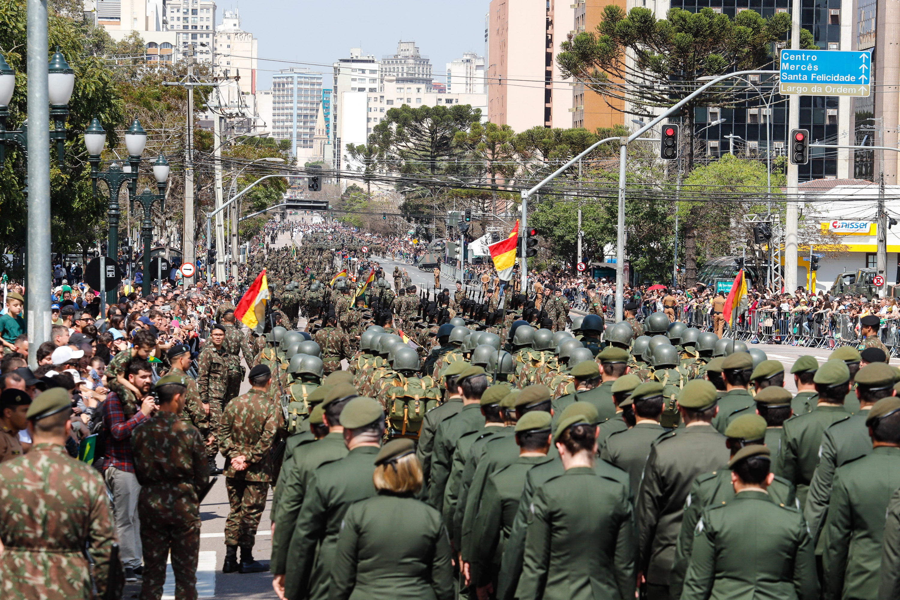 Aproximadamente 20 mil pessoas acompanharam neste sábado (7), em Curitiba, o desfile cívico-militar que comemora os 197 anos da Proclamação da Independência, segundo estimativas da Polícia Militar do Paraná. O governador Carlos Massa Ratinho Junior assistiu a solenidade de 7 de Setembro na Avenida Cândido de Abreu, acompanhado de sua família, do comandante da 5ª Divisão do Exército, general de divisão José Russo Assumpção Delgado, do vice-governador Darci Piana e de diversas autoridades.