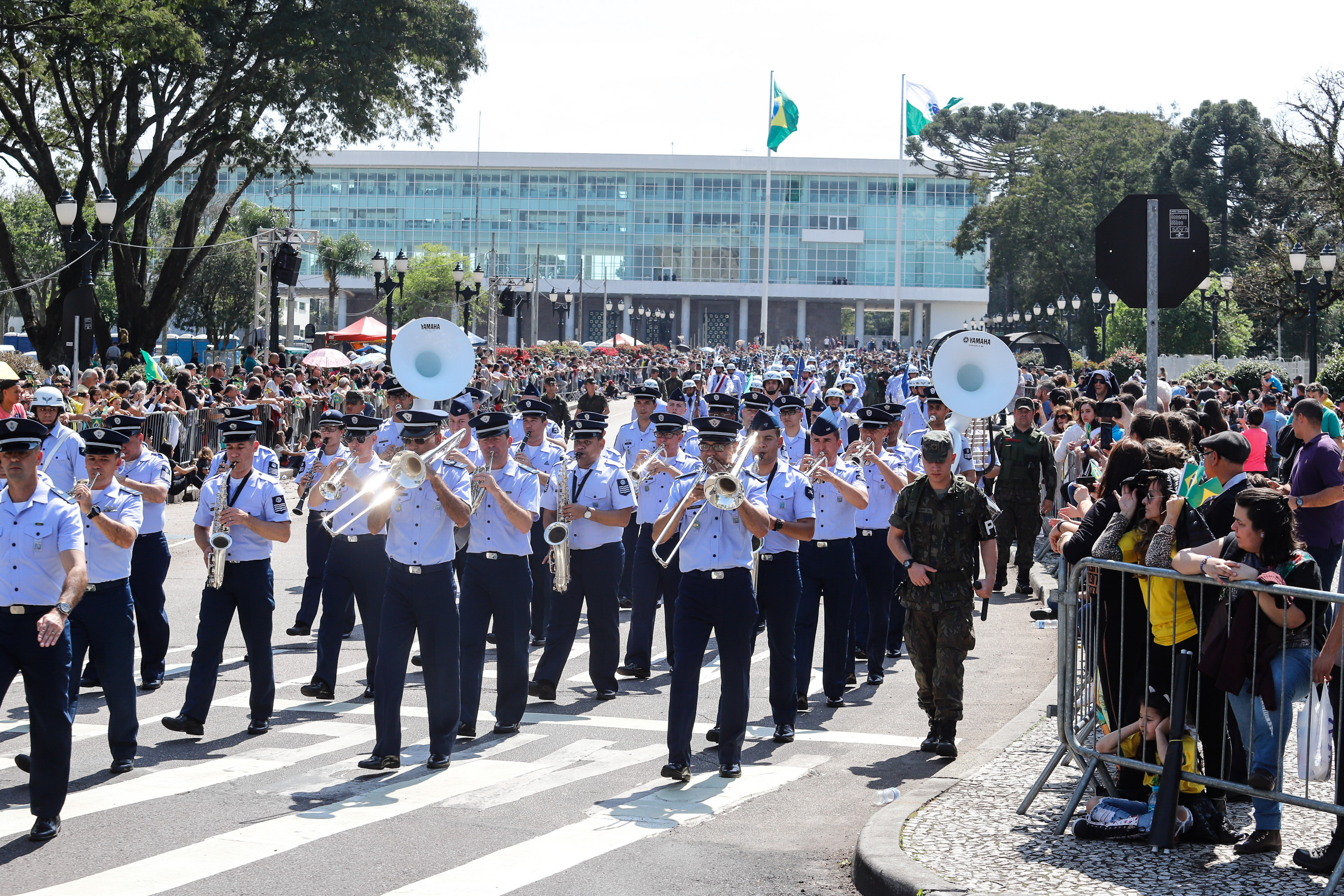 Aproximadamente 20 mil pessoas acompanharam neste sábado (7), em Curitiba, o desfile cívico-militar que comemora os 197 anos da Proclamação da Independência, segundo estimativas da Polícia Militar do Paraná. O governador Carlos Massa Ratinho Junior assistiu a solenidade de 7 de Setembro na Avenida Cândido de Abreu, acompanhado de sua família, do comandante da 5ª Divisão do Exército, general de divisão José Russo Assumpção Delgado, do vice-governador Darci Piana e de diversas autoridades.