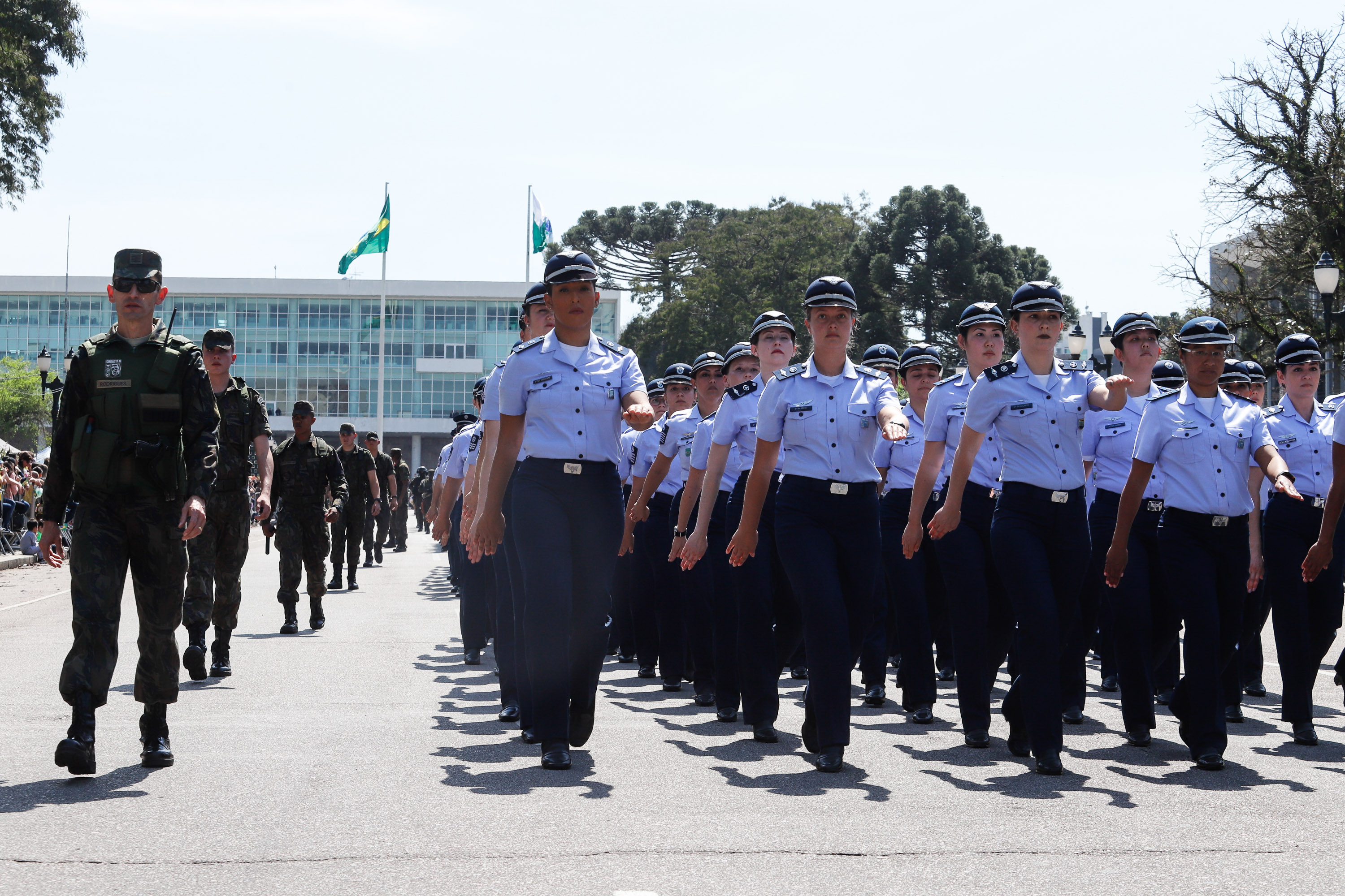 Aproximadamente 20 mil pessoas acompanharam neste sábado (7), em Curitiba, o desfile cívico-militar que comemora os 197 anos da Proclamação da Independência, segundo estimativas da Polícia Militar do Paraná. O governador Carlos Massa Ratinho Junior assistiu a solenidade de 7 de Setembro na Avenida Cândido de Abreu, acompanhado de sua família, do comandante da 5ª Divisão do Exército, general de divisão José Russo Assumpção Delgado, do vice-governador Darci Piana e de diversas autoridades.