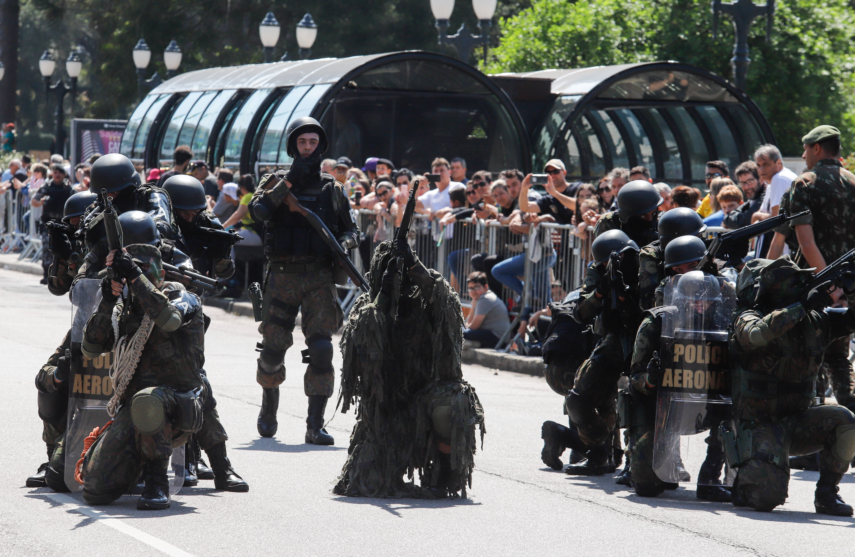 Aproximadamente 20 mil pessoas acompanharam neste sábado (7), em Curitiba, o desfile cívico-militar que comemora os 197 anos da Proclamação da Independência, segundo estimativas da Polícia Militar do Paraná. O governador Carlos Massa Ratinho Junior assistiu a solenidade de 7 de Setembro na Avenida Cândido de Abreu, acompanhado de sua família, do comandante da 5ª Divisão do Exército, general de divisão José Russo Assumpção Delgado, do vice-governador Darci Piana e de diversas autoridades.