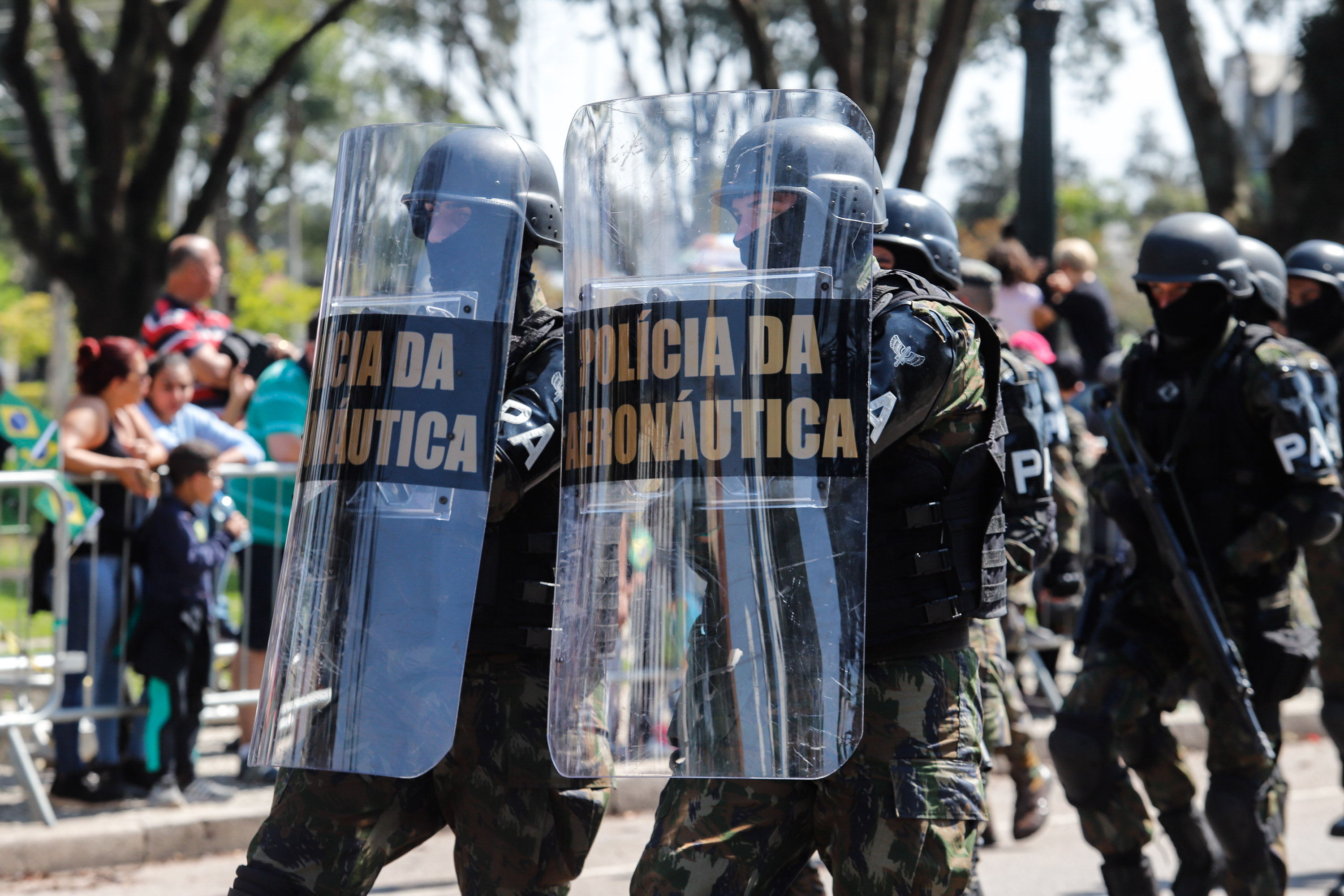 Aproximadamente 20 mil pessoas acompanharam neste sábado (7), em Curitiba, o desfile cívico-militar que comemora os 197 anos da Proclamação da Independência, segundo estimativas da Polícia Militar do Paraná. O governador Carlos Massa Ratinho Junior assistiu a solenidade de 7 de Setembro na Avenida Cândido de Abreu, acompanhado de sua família, do comandante da 5ª Divisão do Exército, general de divisão José Russo Assumpção Delgado, do vice-governador Darci Piana e de diversas autoridades.
