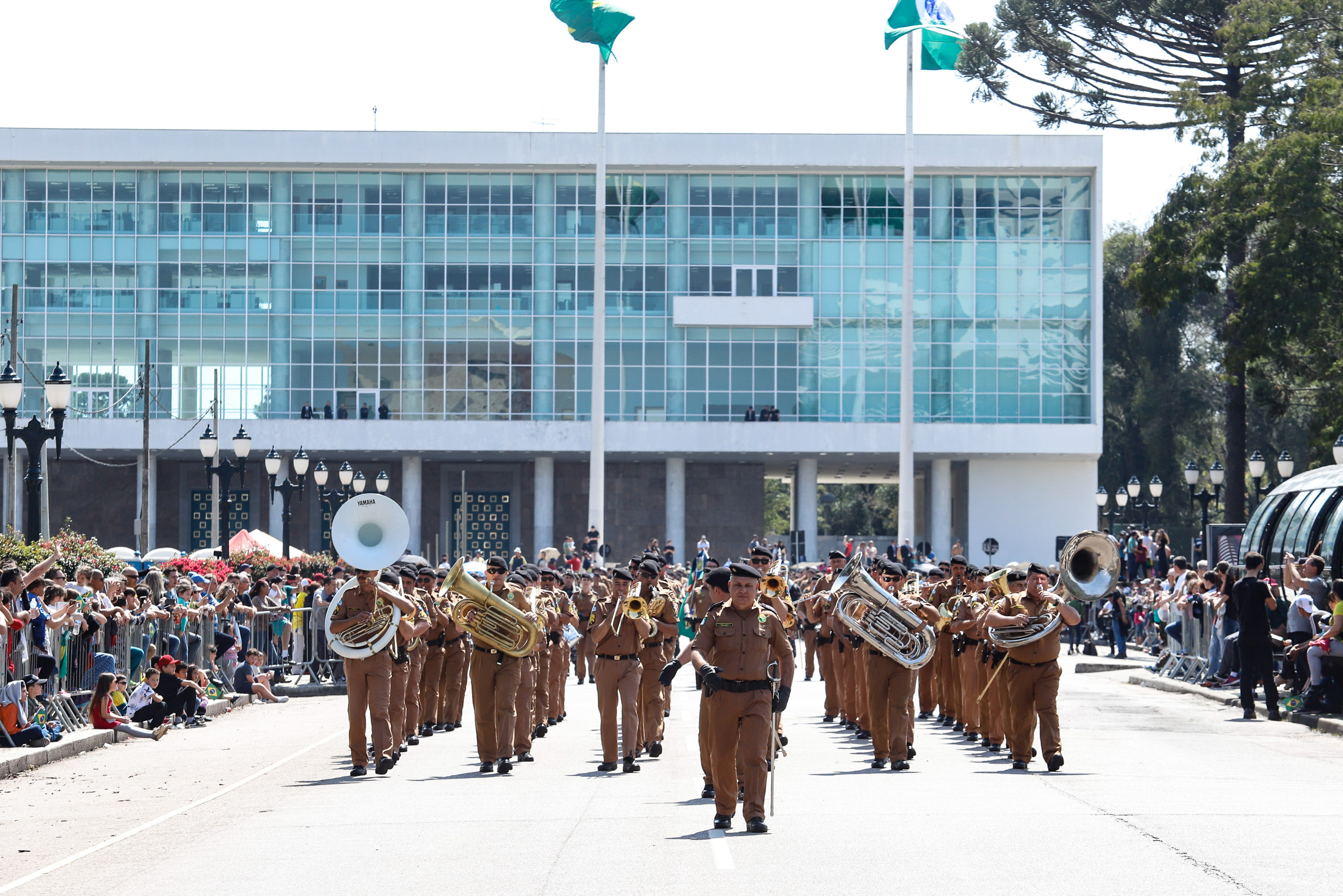 Aproximadamente 20 mil pessoas acompanharam neste sábado (7), em Curitiba, o desfile cívico-militar que comemora os 197 anos da Proclamação da Independência, segundo estimativas da Polícia Militar do Paraná. O governador Carlos Massa Ratinho Junior assistiu a solenidade de 7 de Setembro na Avenida Cândido de Abreu, acompanhado de sua família, do comandante da 5ª Divisão do Exército, general de divisão José Russo Assumpção Delgado, do vice-governador Darci Piana e de diversas autoridades.
