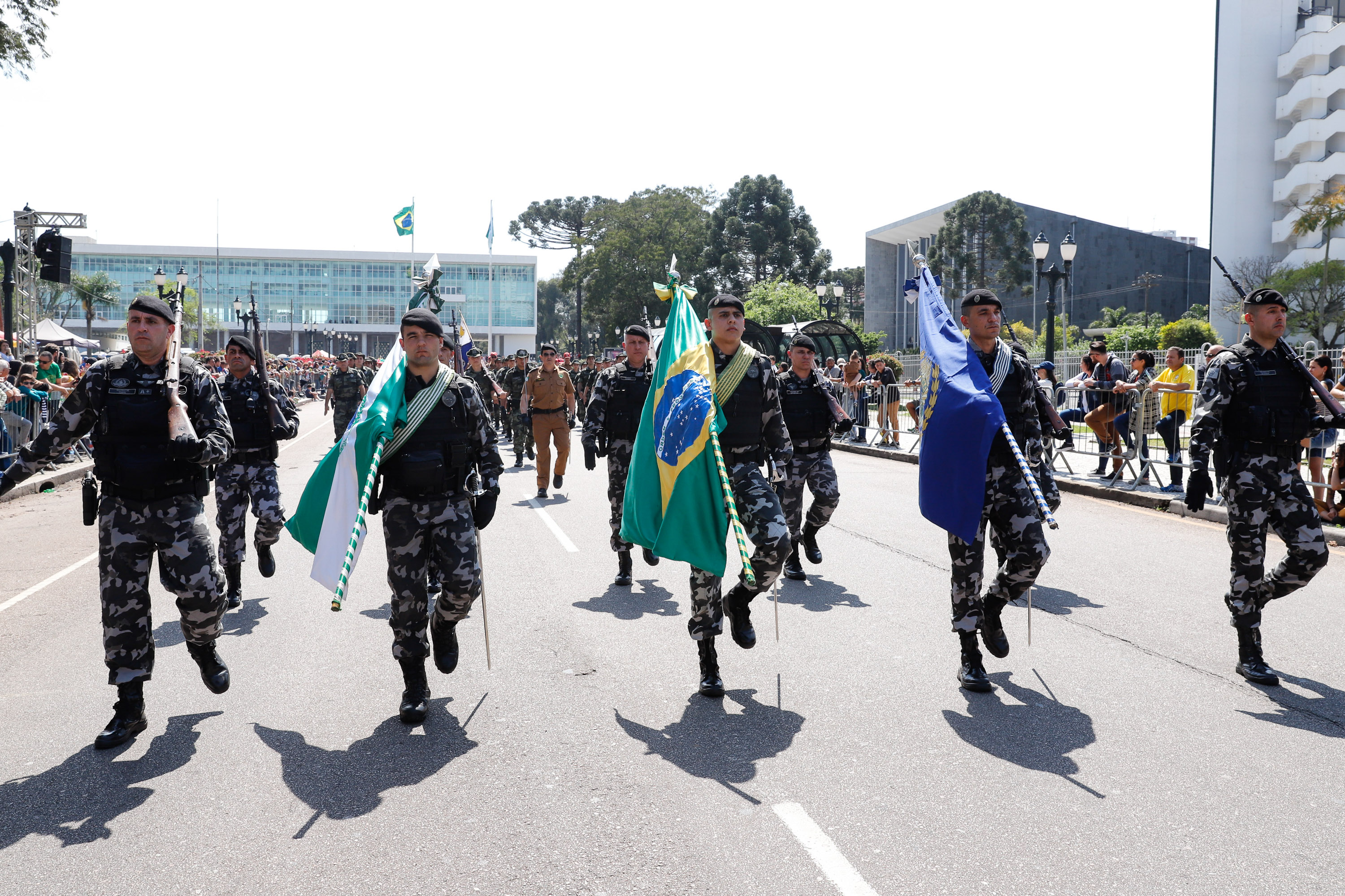 Aproximadamente 20 mil pessoas acompanharam neste sábado (7), em Curitiba, o desfile cívico-militar que comemora os 197 anos da Proclamação da Independência, segundo estimativas da Polícia Militar do Paraná. O governador Carlos Massa Ratinho Junior assistiu a solenidade de 7 de Setembro na Avenida Cândido de Abreu, acompanhado de sua família, do comandante da 5ª Divisão do Exército, general de divisão José Russo Assumpção Delgado, do vice-governador Darci Piana e de diversas autoridades.
