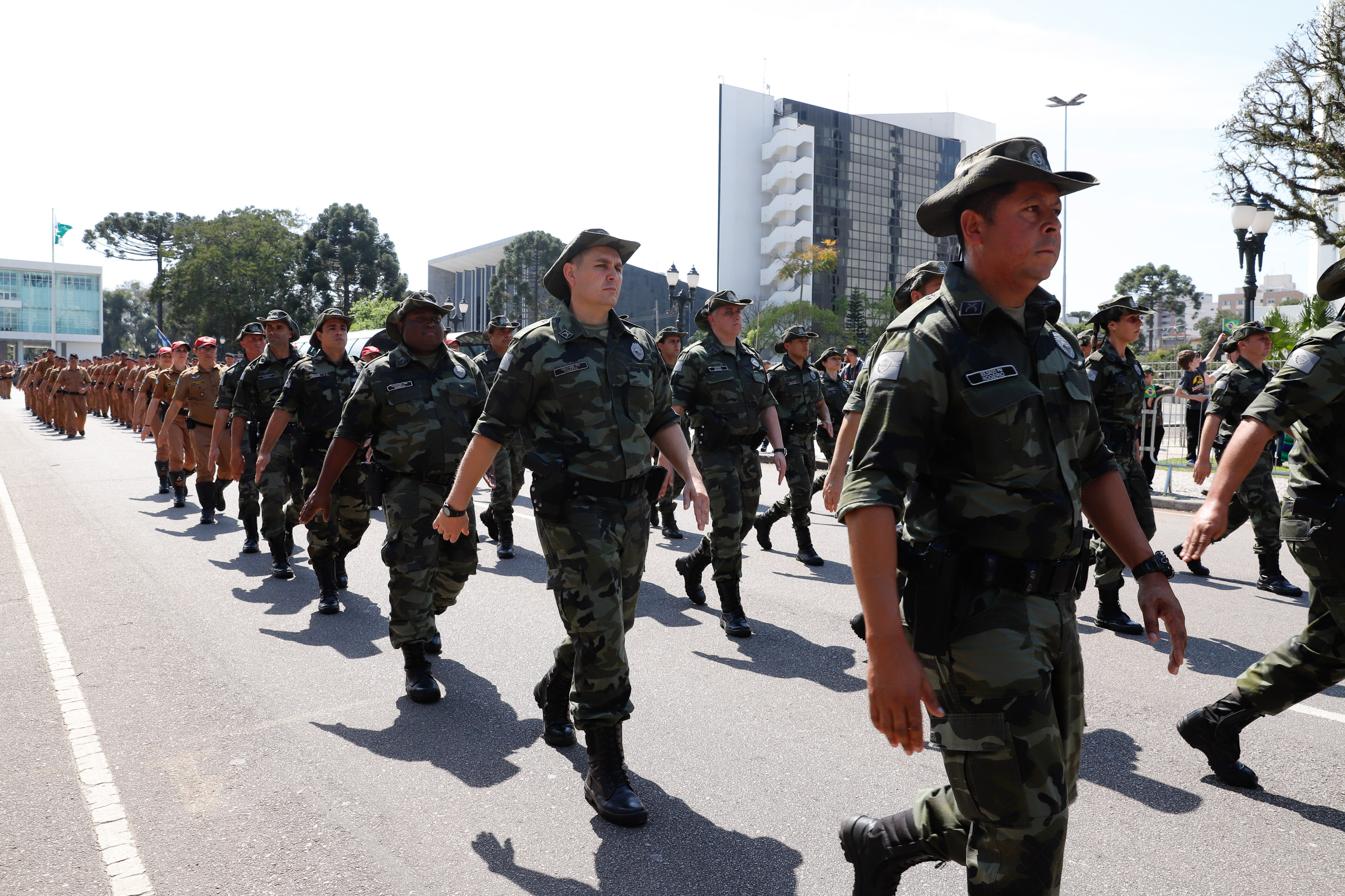 Aproximadamente 20 mil pessoas acompanharam neste sábado (7), em Curitiba, o desfile cívico-militar que comemora os 197 anos da Proclamação da Independência, segundo estimativas da Polícia Militar do Paraná. O governador Carlos Massa Ratinho Junior assistiu a solenidade de 7 de Setembro na Avenida Cândido de Abreu, acompanhado de sua família, do comandante da 5ª Divisão do Exército, general de divisão José Russo Assumpção Delgado, do vice-governador Darci Piana e de diversas autoridades.