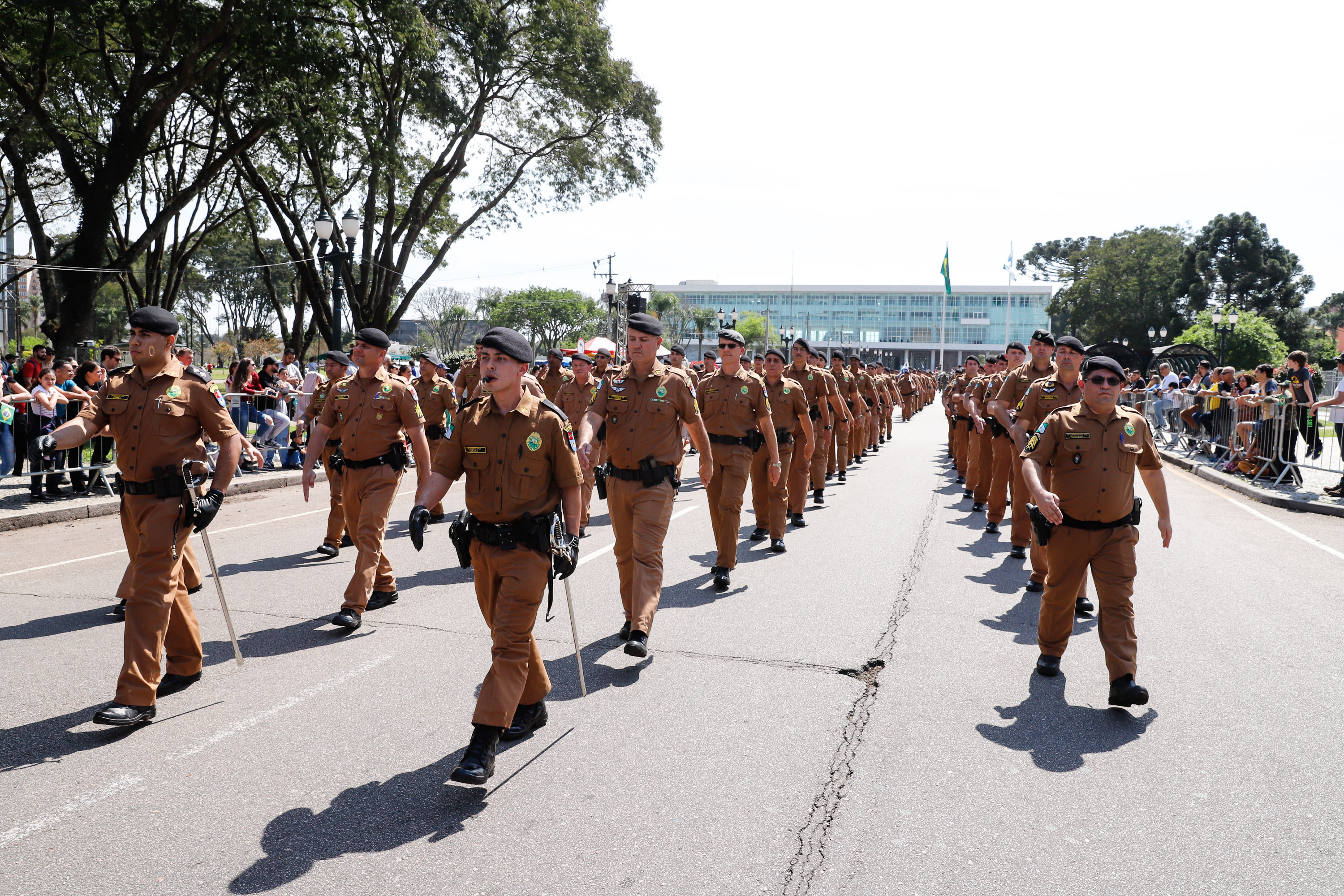 Aproximadamente 20 mil pessoas acompanharam neste sábado (7), em Curitiba, o desfile cívico-militar que comemora os 197 anos da Proclamação da Independência, segundo estimativas da Polícia Militar do Paraná. O governador Carlos Massa Ratinho Junior assistiu a solenidade de 7 de Setembro na Avenida Cândido de Abreu, acompanhado de sua família, do comandante da 5ª Divisão do Exército, general de divisão José Russo Assumpção Delgado, do vice-governador Darci Piana e de diversas autoridades.
