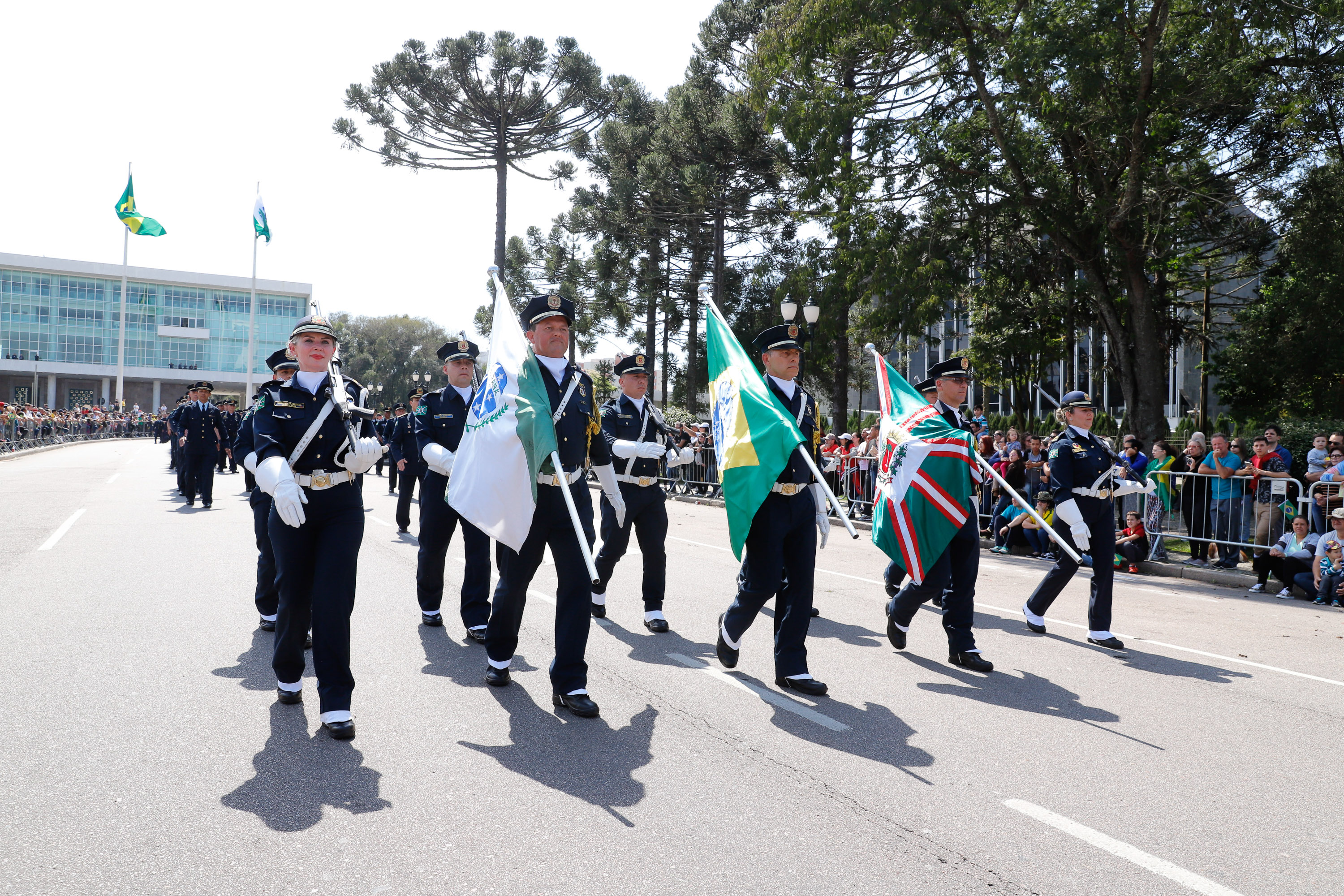 Aproximadamente 20 mil pessoas acompanharam neste sábado (7), em Curitiba, o desfile cívico-militar que comemora os 197 anos da Proclamação da Independência, segundo estimativas da Polícia Militar do Paraná. O governador Carlos Massa Ratinho Junior assistiu a solenidade de 7 de Setembro na Avenida Cândido de Abreu, acompanhado de sua família, do comandante da 5ª Divisão do Exército, general de divisão José Russo Assumpção Delgado, do vice-governador Darci Piana e de diversas autoridades.