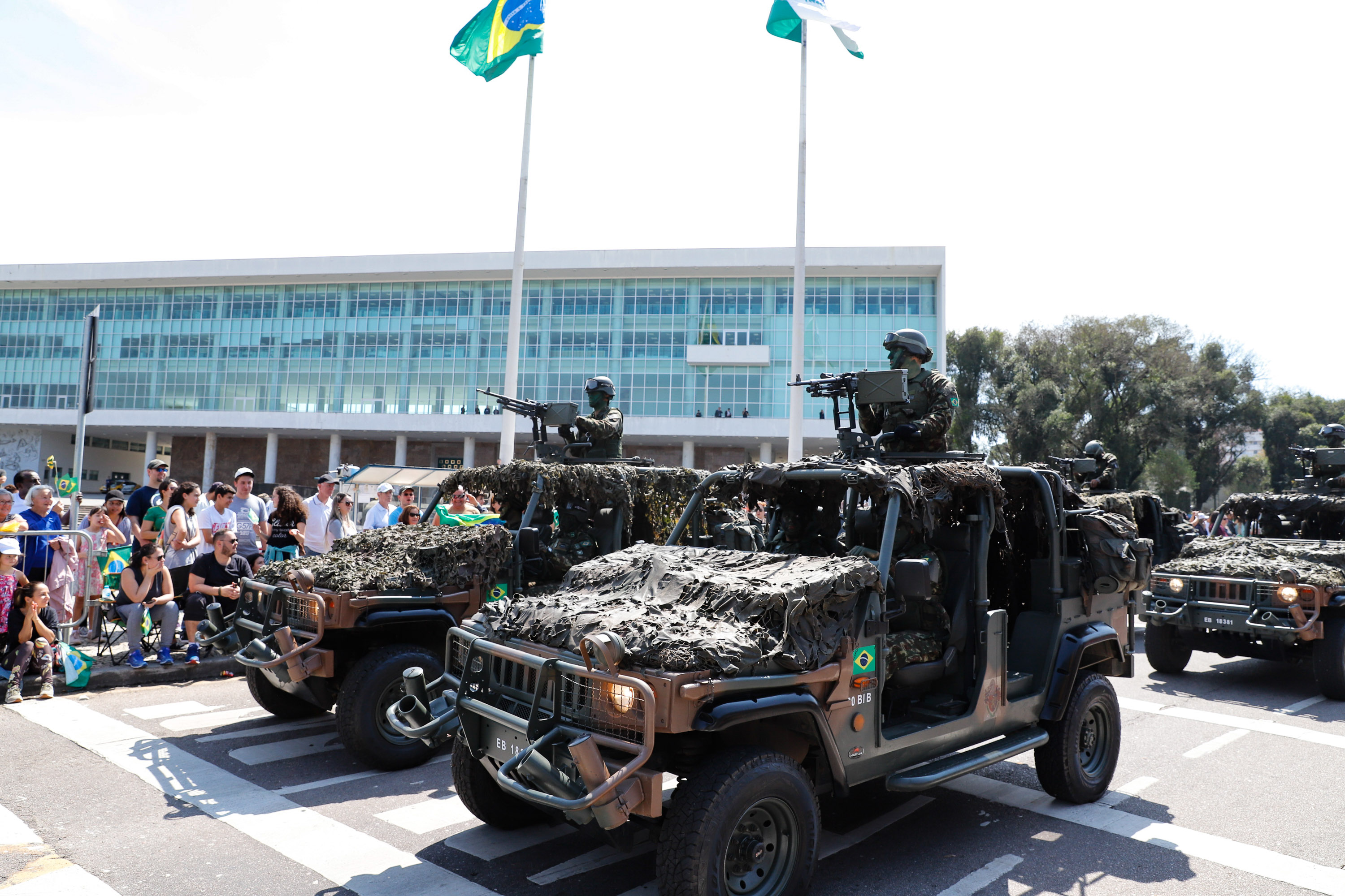 Aproximadamente 20 mil pessoas acompanharam neste sábado (7), em Curitiba, o desfile cívico-militar que comemora os 197 anos da Proclamação da Independência, segundo estimativas da Polícia Militar do Paraná. O governador Carlos Massa Ratinho Junior assistiu a solenidade de 7 de Setembro na Avenida Cândido de Abreu, acompanhado de sua família, do comandante da 5ª Divisão do Exército, general de divisão José Russo Assumpção Delgado, do vice-governador Darci Piana e de diversas autoridades.