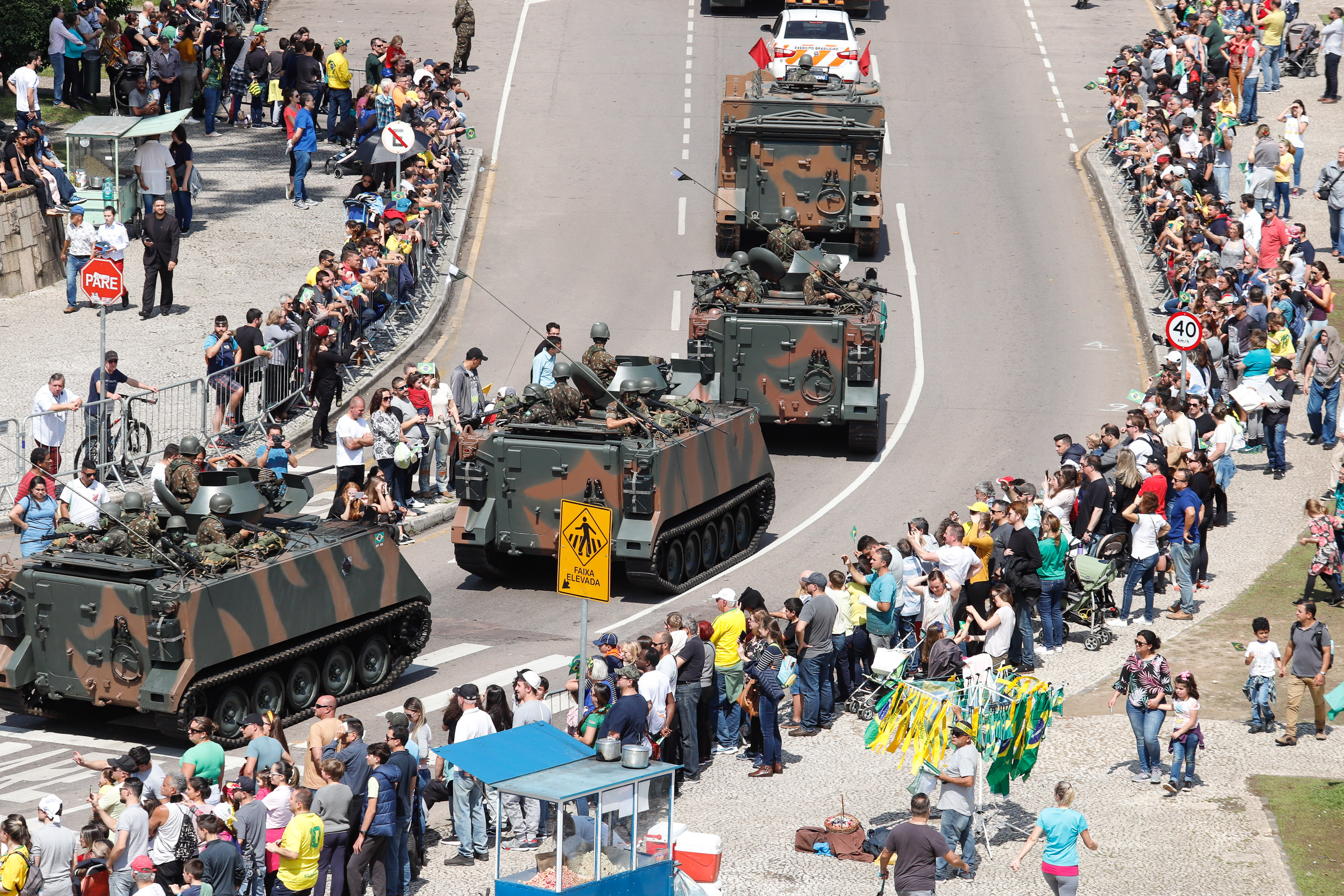 Aproximadamente 20 mil pessoas acompanharam neste sábado (7), em Curitiba, o desfile cívico-militar que comemora os 197 anos da Proclamação da Independência, segundo estimativas da Polícia Militar do Paraná. O governador Carlos Massa Ratinho Junior assistiu a solenidade de 7 de Setembro na Avenida Cândido de Abreu, acompanhado de sua família, do comandante da 5ª Divisão do Exército, general de divisão José Russo Assumpção Delgado, do vice-governador Darci Piana e de diversas autoridades.