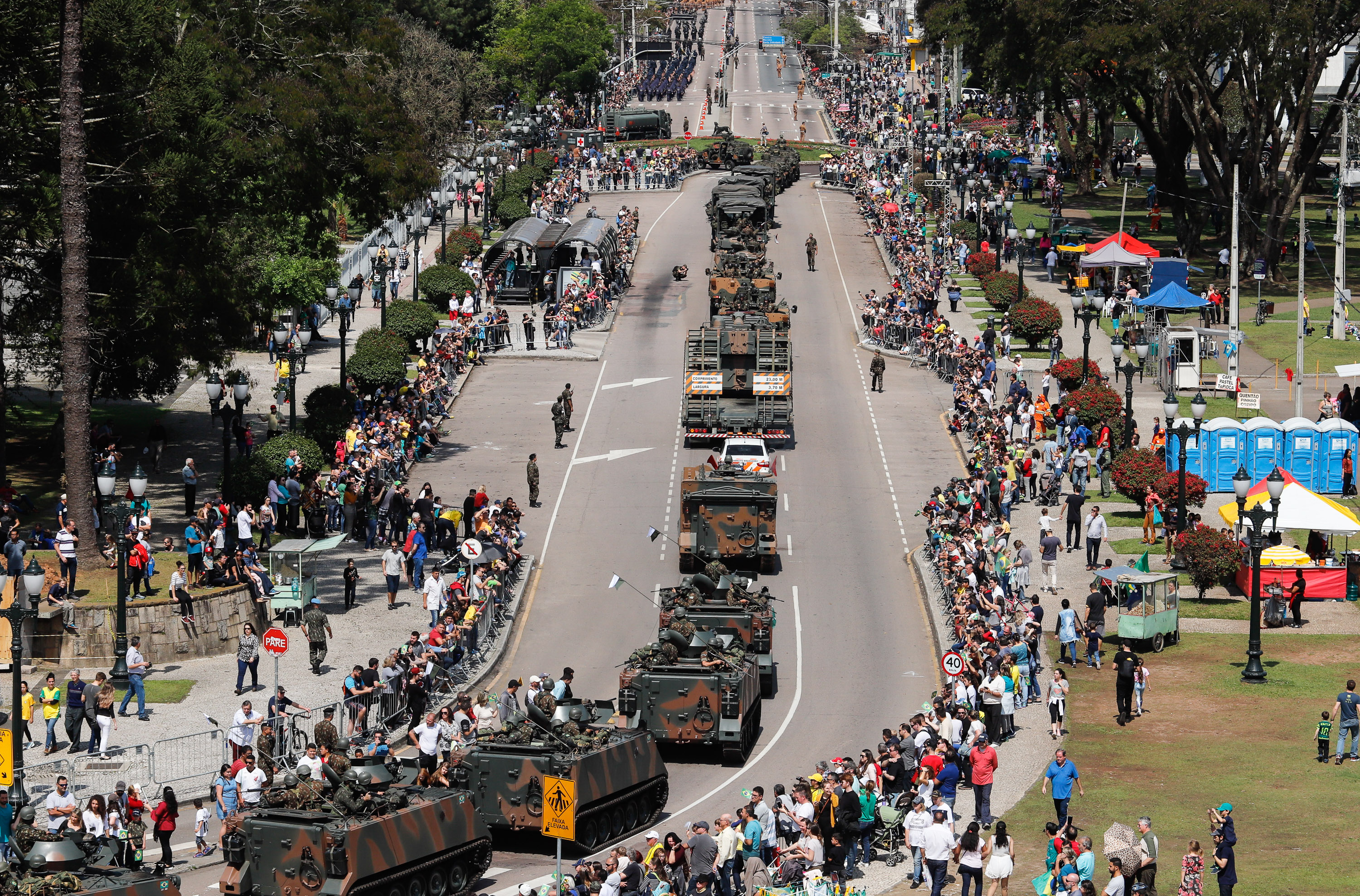 Aproximadamente 20 mil pessoas acompanharam neste sábado (7), em Curitiba, o desfile cívico-militar que comemora os 197 anos da Proclamação da Independência, segundo estimativas da Polícia Militar do Paraná. O governador Carlos Massa Ratinho Junior assistiu a solenidade de 7 de Setembro na Avenida Cândido de Abreu, acompanhado de sua família, do comandante da 5ª Divisão do Exército, general de divisão José Russo Assumpção Delgado, do vice-governador Darci Piana e de diversas autoridades.