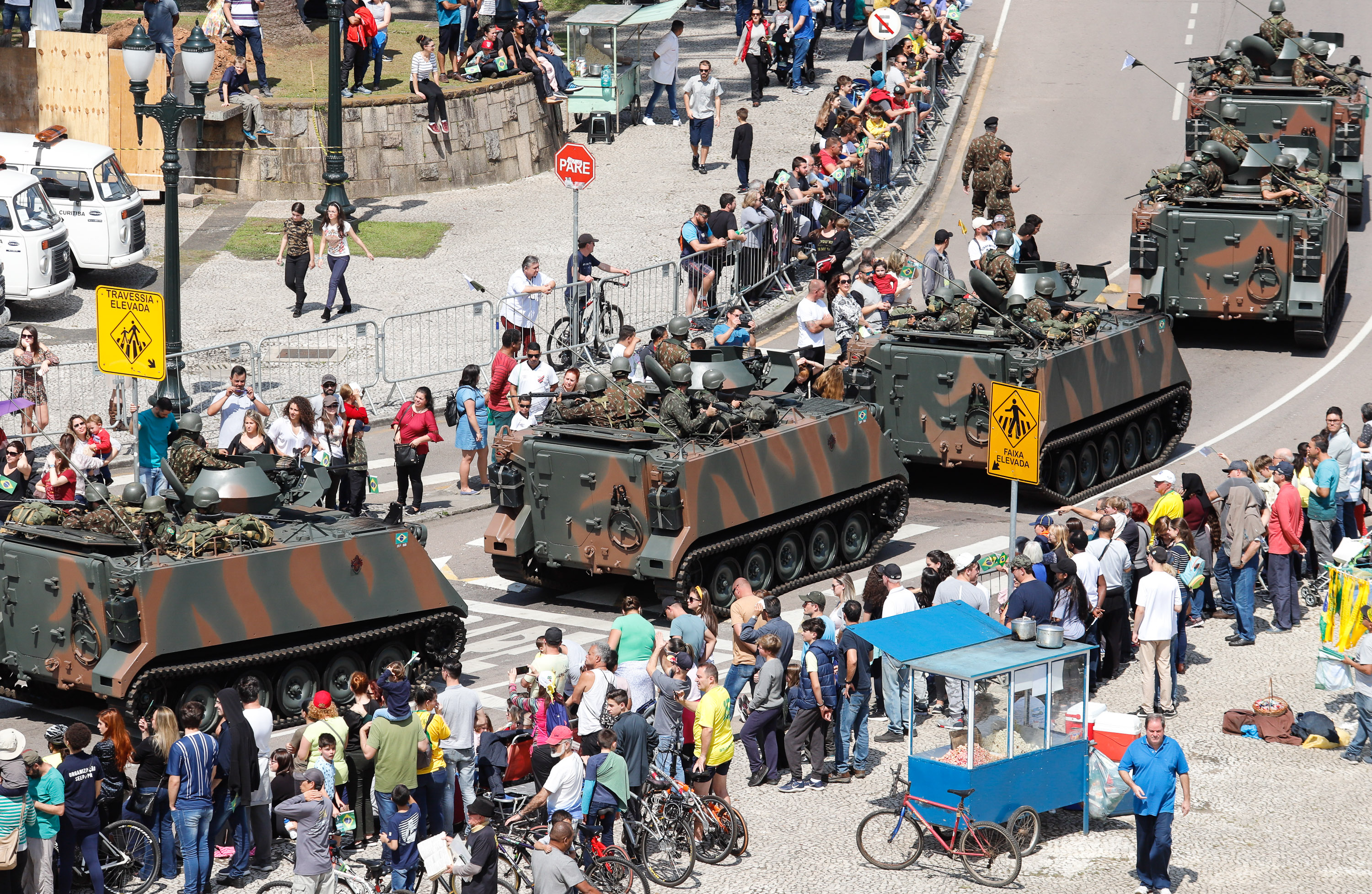 Aproximadamente 20 mil pessoas acompanharam neste sábado (7), em Curitiba, o desfile cívico-militar que comemora os 197 anos da Proclamação da Independência, segundo estimativas da Polícia Militar do Paraná. O governador Carlos Massa Ratinho Junior assistiu a solenidade de 7 de Setembro na Avenida Cândido de Abreu, acompanhado de sua família, do comandante da 5ª Divisão do Exército, general de divisão José Russo Assumpção Delgado, do vice-governador Darci Piana e de diversas autoridades.