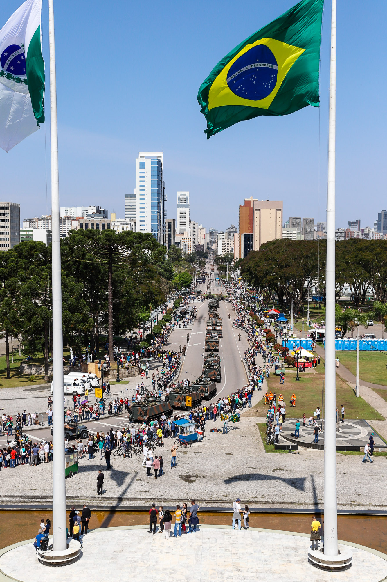 Aproximadamente 20 mil pessoas acompanharam neste sábado (7), em Curitiba, o desfile cívico-militar que comemora os 197 anos da Proclamação da Independência, segundo estimativas da Polícia Militar do Paraná. O governador Carlos Massa Ratinho Junior assistiu a solenidade de 7 de Setembro na Avenida Cândido de Abreu, acompanhado de sua família, do comandante da 5ª Divisão do Exército, general de divisão José Russo Assumpção Delgado, do vice-governador Darci Piana e de diversas autoridades.