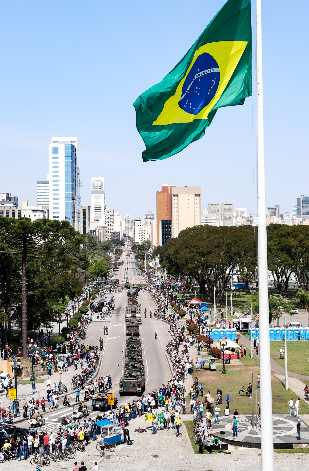 Aproximadamente 20 mil pessoas acompanharam neste sábado (7), em Curitiba, o desfile cívico-militar que comemora os 197 anos da Proclamação da Independência, segundo estimativas da Polícia Militar do Paraná. O governador Carlos Massa Ratinho Junior assistiu a solenidade de 7 de Setembro na Avenida Cândido de Abreu, acompanhado de sua família, do comandante da 5ª Divisão do Exército, general de divisão José Russo Assumpção Delgado, do vice-governador Darci Piana e de diversas autoridades.