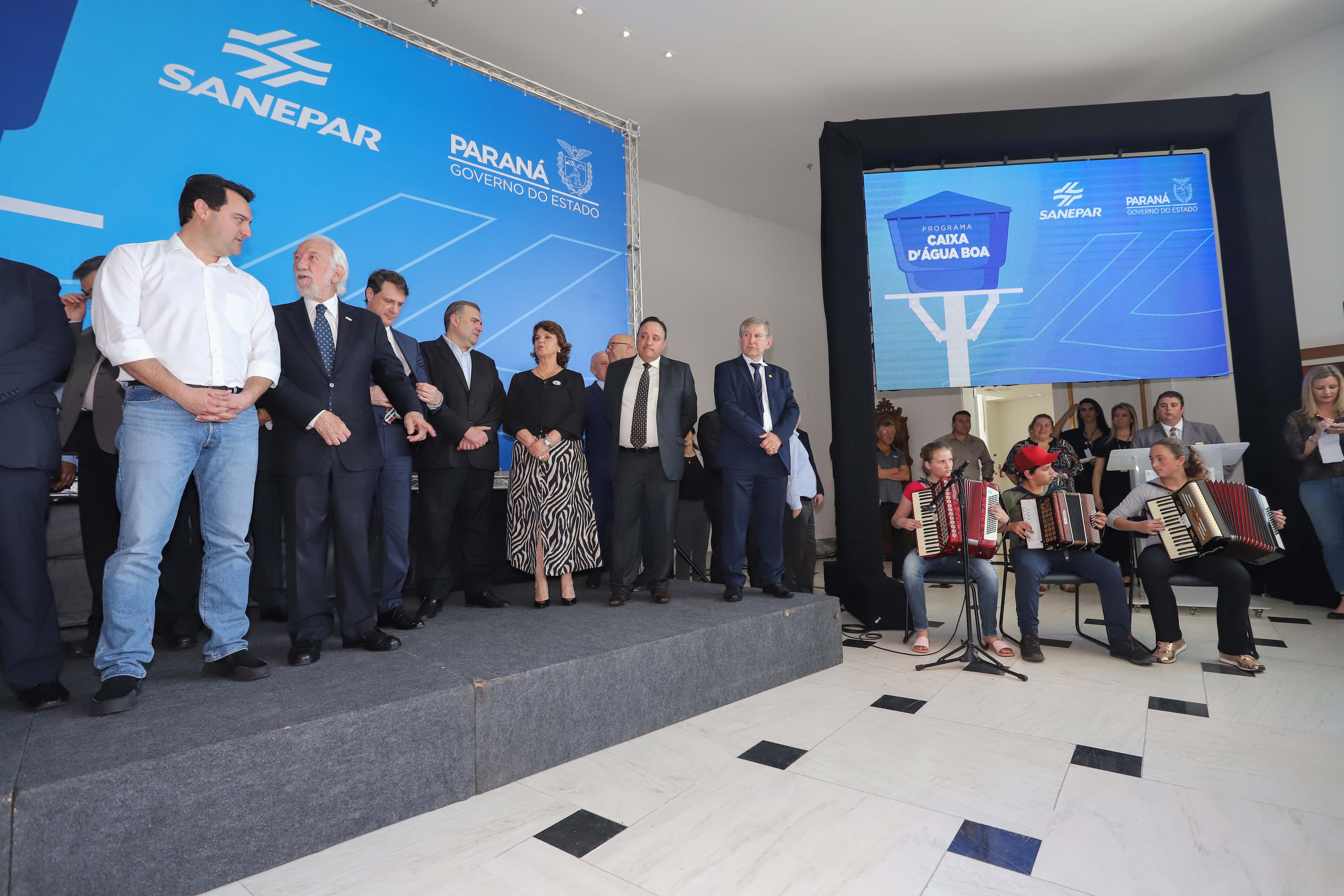 GOVERNADOR ANUNCIA EXPANSÃO DO PROGRAMA DE CAIXAS D?ÁGUA PARA FAMÍLIAS EM SITUAÇÃO DE VULNERABILIDADE SOCIAL. O governador Carlos Massa Ratinho Junior anunciou nesta segunda-feira (9) a expansão do programa que viabiliza instalação de caixas d'água em casas de famílias em situação de vulnerabilidade social. Participaram: secretários da Justiça, Família e Trabalho, Ney Leprevost; da Saúde, Beto Preto; presidente da Sanepar, Claudio Stabile; deputados estaduais; prefeitos; entre outras autoridades.Curitiba, 09-09-19.Foto: Arnaldo Alves / AEN.