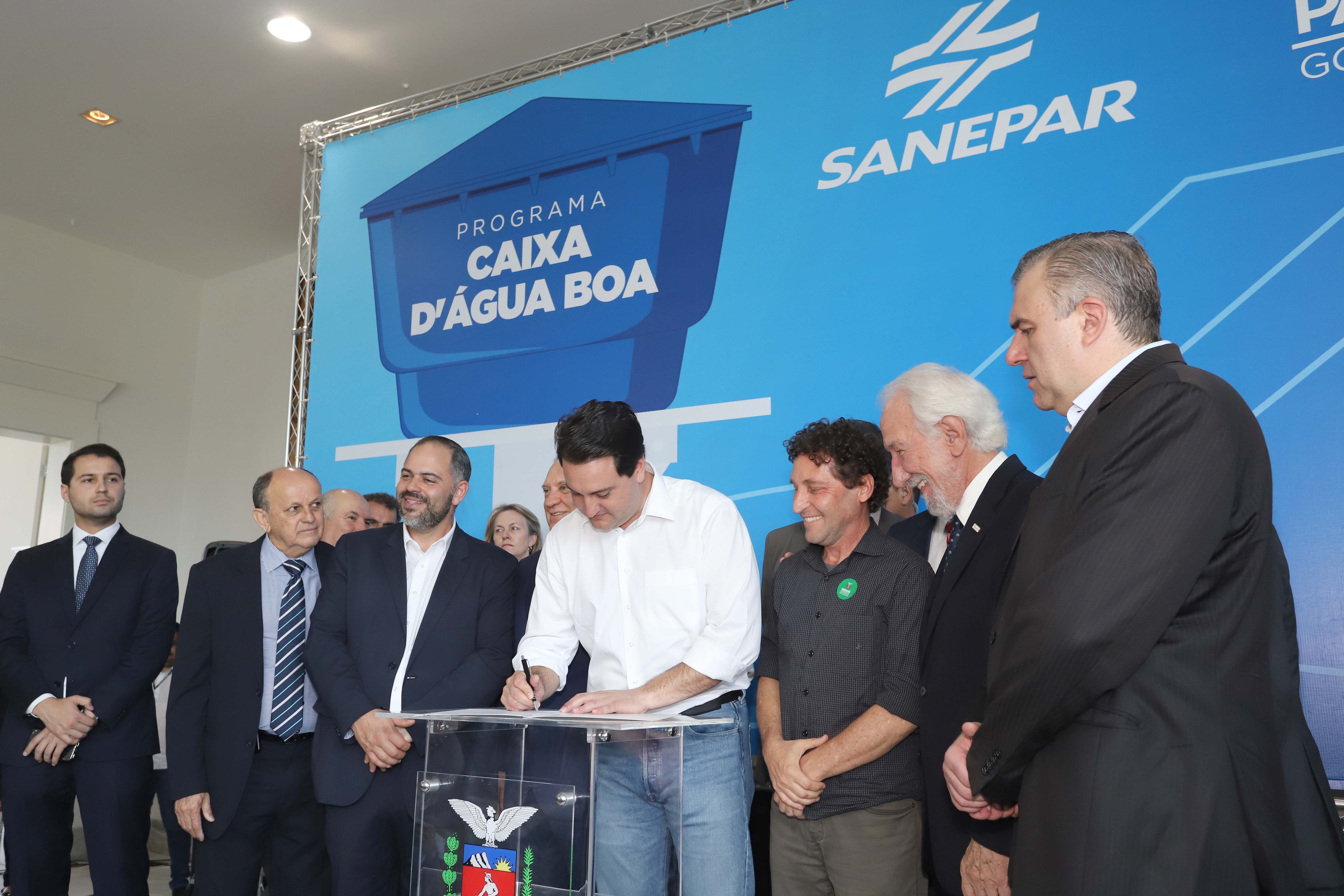 GOVERNADOR ANUNCIA EXPANSÃO DO PROGRAMA DE CAIXAS D?ÁGUA PARA FAMÍLIAS EM SITUAÇÃO DE VULNERABILIDADE SOCIAL. O governador Carlos Massa Ratinho Junior anunciou nesta segunda-feira (9) a expansão do programa que viabiliza instalação de caixas d'água em casas de famílias em situação de vulnerabilidade social. Participaram: secretários da Justiça, Família e Trabalho, Ney Leprevost; da Saúde, Beto Preto; presidente da Sanepar, Claudio Stabile; deputados estaduais; prefeitos; entre outras autoridades.Curitiba, 09-09-19.Foto: Arnaldo Alves / AEN.