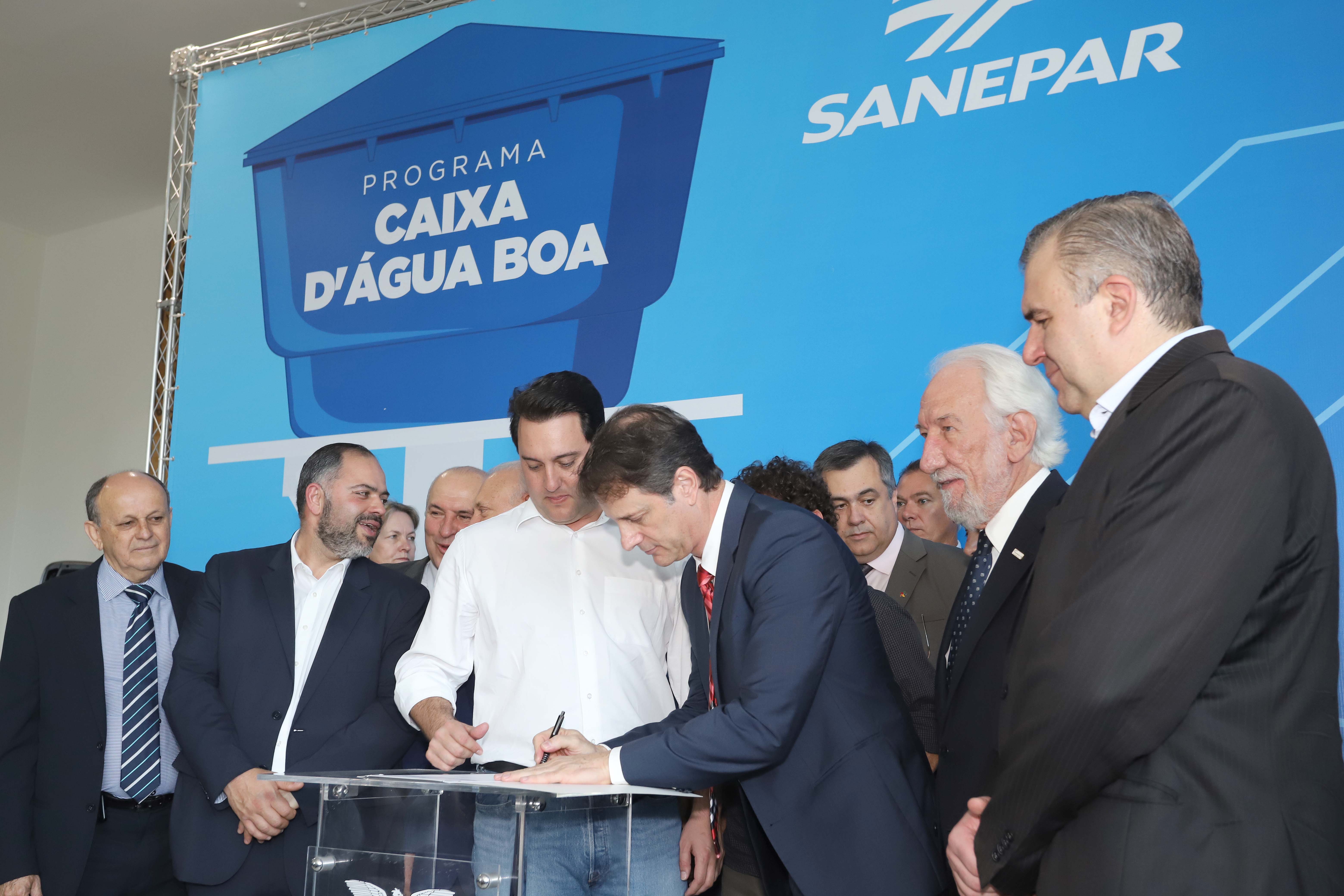 GOVERNADOR ANUNCIA EXPANSÃO DO PROGRAMA DE CAIXAS D?ÁGUA PARA FAMÍLIAS EM SITUAÇÃO DE VULNERABILIDADE SOCIAL. O governador Carlos Massa Ratinho Junior anunciou nesta segunda-feira (9) a expansão do programa que viabiliza instalação de caixas d'água em casas de famílias em situação de vulnerabilidade social. Participaram: secretários da Justiça, Família e Trabalho, Ney Leprevost; da Saúde, Beto Preto; presidente da Sanepar, Claudio Stabile; deputados estaduais; prefeitos; entre outras autoridades.Curitiba, 09-09-19.Foto: Arnaldo Alves / AEN.