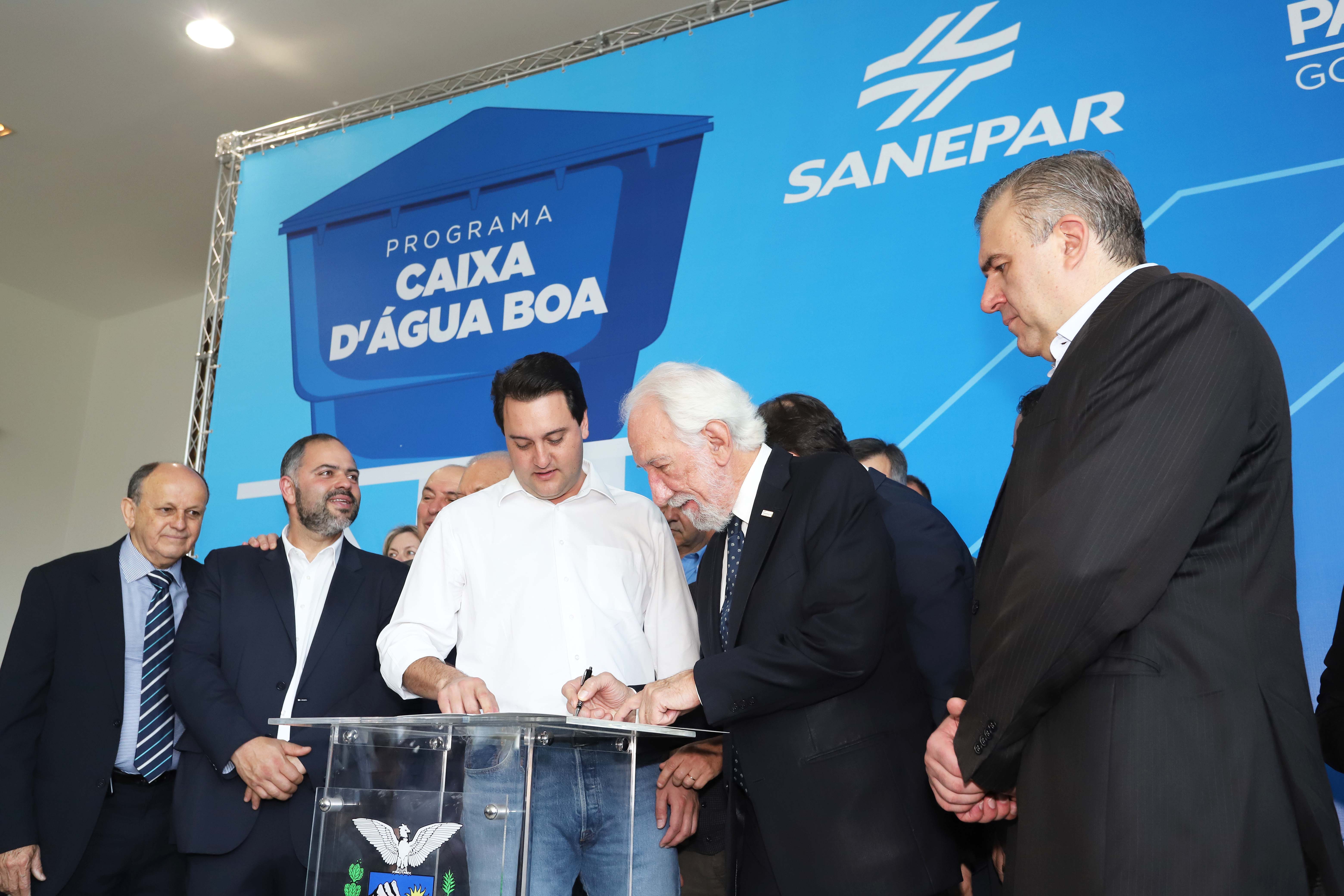 GOVERNADOR ANUNCIA EXPANSÃO DO PROGRAMA DE CAIXAS D?ÁGUA PARA FAMÍLIAS EM SITUAÇÃO DE VULNERABILIDADE SOCIAL. O governador Carlos Massa Ratinho Junior anunciou nesta segunda-feira (9) a expansão do programa que viabiliza instalação de caixas d'água em casas de famílias em situação de vulnerabilidade social. Participaram: secretários da Justiça, Família e Trabalho, Ney Leprevost; da Saúde, Beto Preto; presidente da Sanepar, Claudio Stabile; deputados estaduais; prefeitos; entre outras autoridades.Curitiba, 09-09-19.Foto: Arnaldo Alves / AEN.