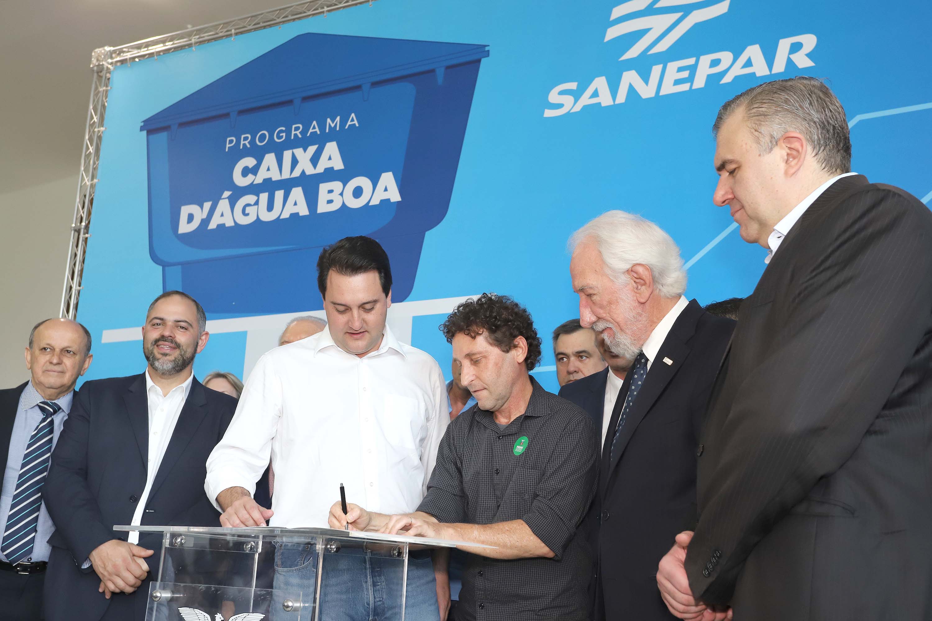 GOVERNADOR ANUNCIA EXPANSÃO DO PROGRAMA DE CAIXAS D?ÁGUA PARA FAMÍLIAS EM SITUAÇÃO DE VULNERABILIDADE SOCIAL. O governador Carlos Massa Ratinho Junior anunciou nesta segunda-feira (9) a expansão do programa que viabiliza instalação de caixas d'água em casas de famílias em situação de vulnerabilidade social. Participaram: secretários da Justiça, Família e Trabalho, Ney Leprevost; da Saúde, Beto Preto; presidente da Sanepar, Claudio Stabile; deputados estaduais; prefeitos; entre outras autoridades.Curitiba, 09-09-19.Foto: Arnaldo Alves / AEN.