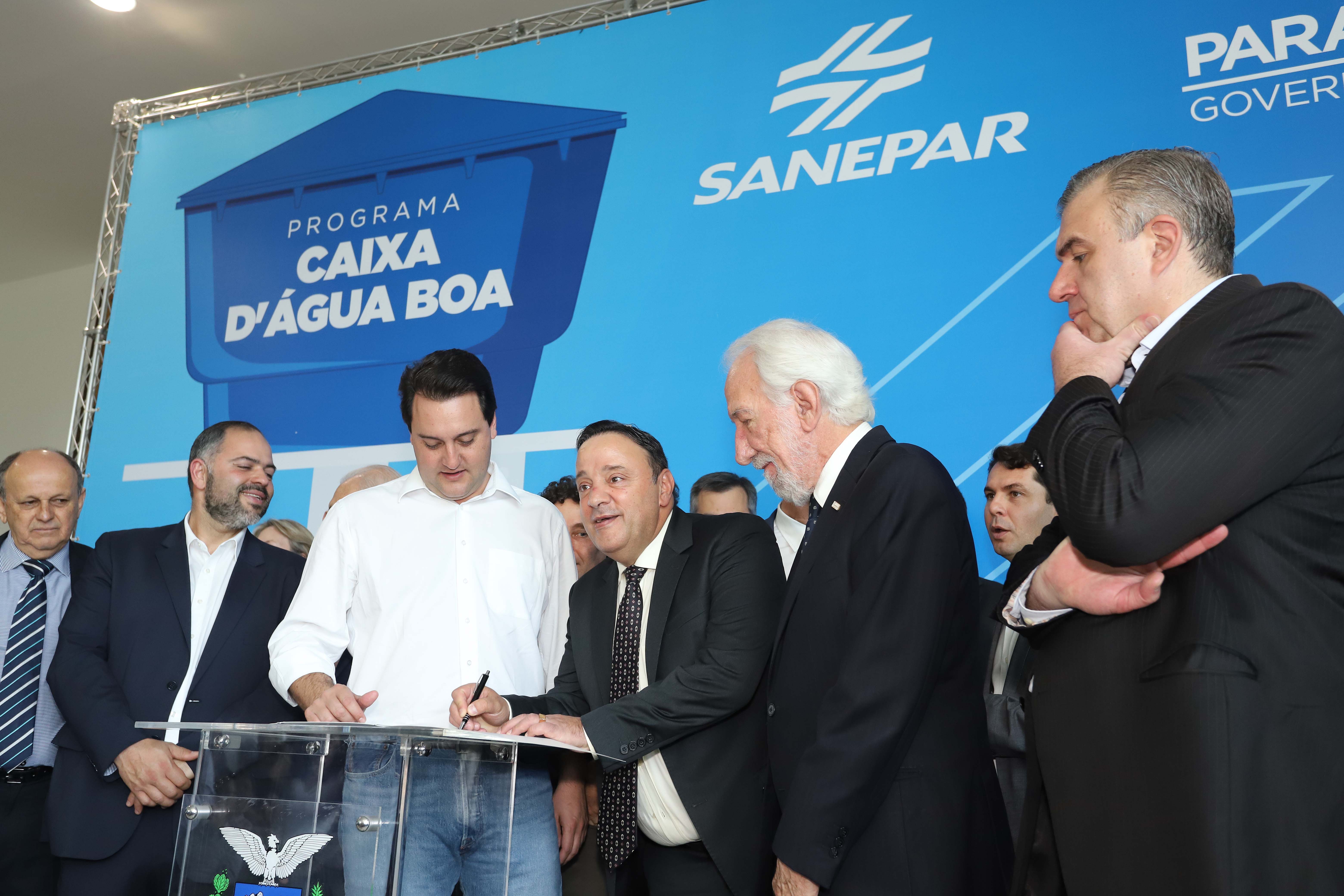 GOVERNADOR ANUNCIA EXPANSÃO DO PROGRAMA DE CAIXAS D?ÁGUA PARA FAMÍLIAS EM SITUAÇÃO DE VULNERABILIDADE SOCIAL. O governador Carlos Massa Ratinho Junior anunciou nesta segunda-feira (9) a expansão do programa que viabiliza instalação de caixas d'água em casas de famílias em situação de vulnerabilidade social. Participaram: secretários da Justiça, Família e Trabalho, Ney Leprevost; da Saúde, Beto Preto; presidente da Sanepar, Claudio Stabile; deputados estaduais; prefeitos; entre outras autoridades.Curitiba, 09-09-19.Foto: Arnaldo Alves / AEN.