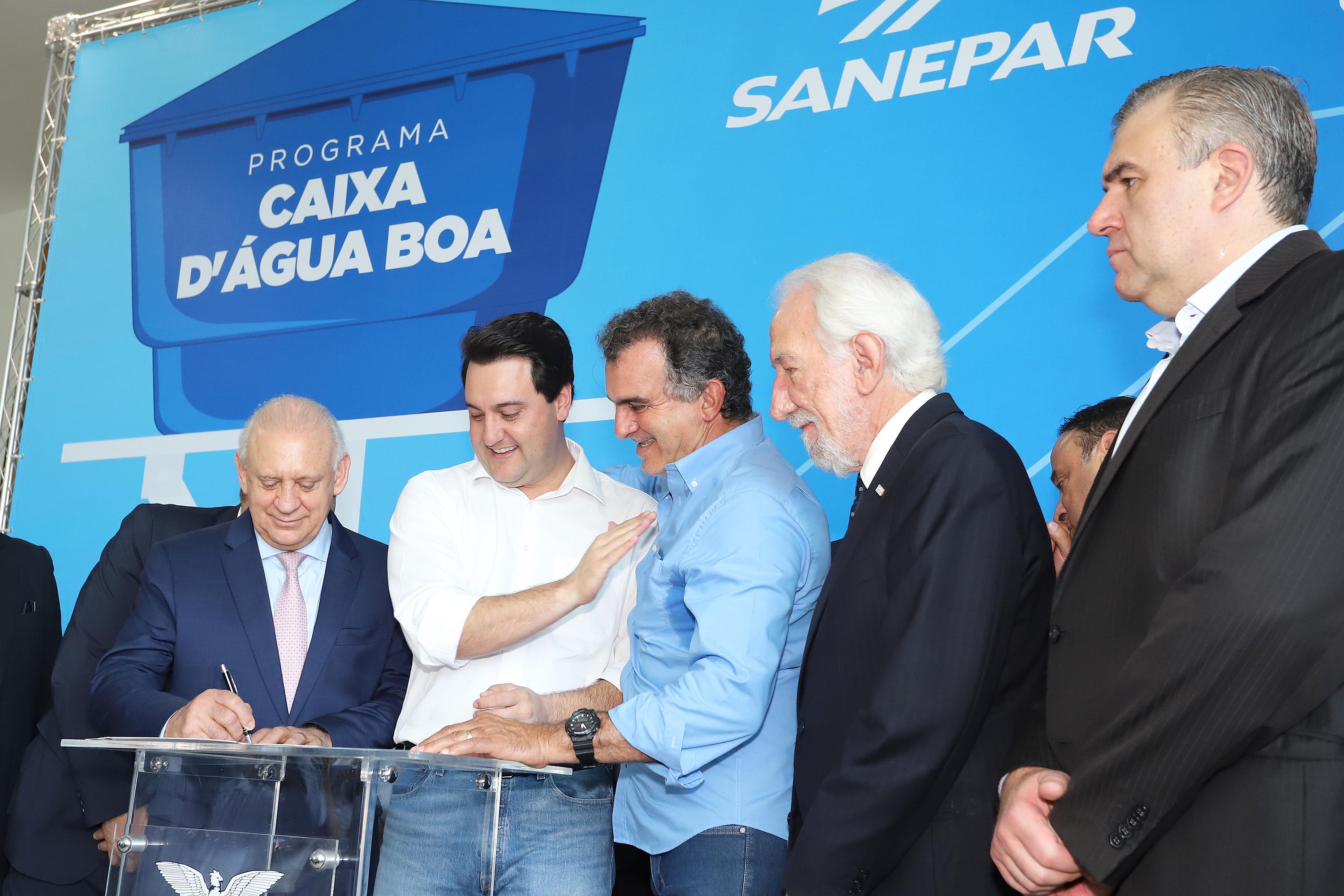 GOVERNADOR ANUNCIA EXPANSÃO DO PROGRAMA DE CAIXAS D?ÁGUA PARA FAMÍLIAS EM SITUAÇÃO DE VULNERABILIDADE SOCIAL. O governador Carlos Massa Ratinho Junior anunciou nesta segunda-feira (9) a expansão do programa que viabiliza instalação de caixas d'água em casas de famílias em situação de vulnerabilidade social. Participaram: secretários da Justiça, Família e Trabalho, Ney Leprevost; da Saúde, Beto Preto; presidente da Sanepar, Claudio Stabile; deputados estaduais; prefeitos; entre outras autoridades.Curitiba, 09-09-19.Foto: Arnaldo Alves / AEN.